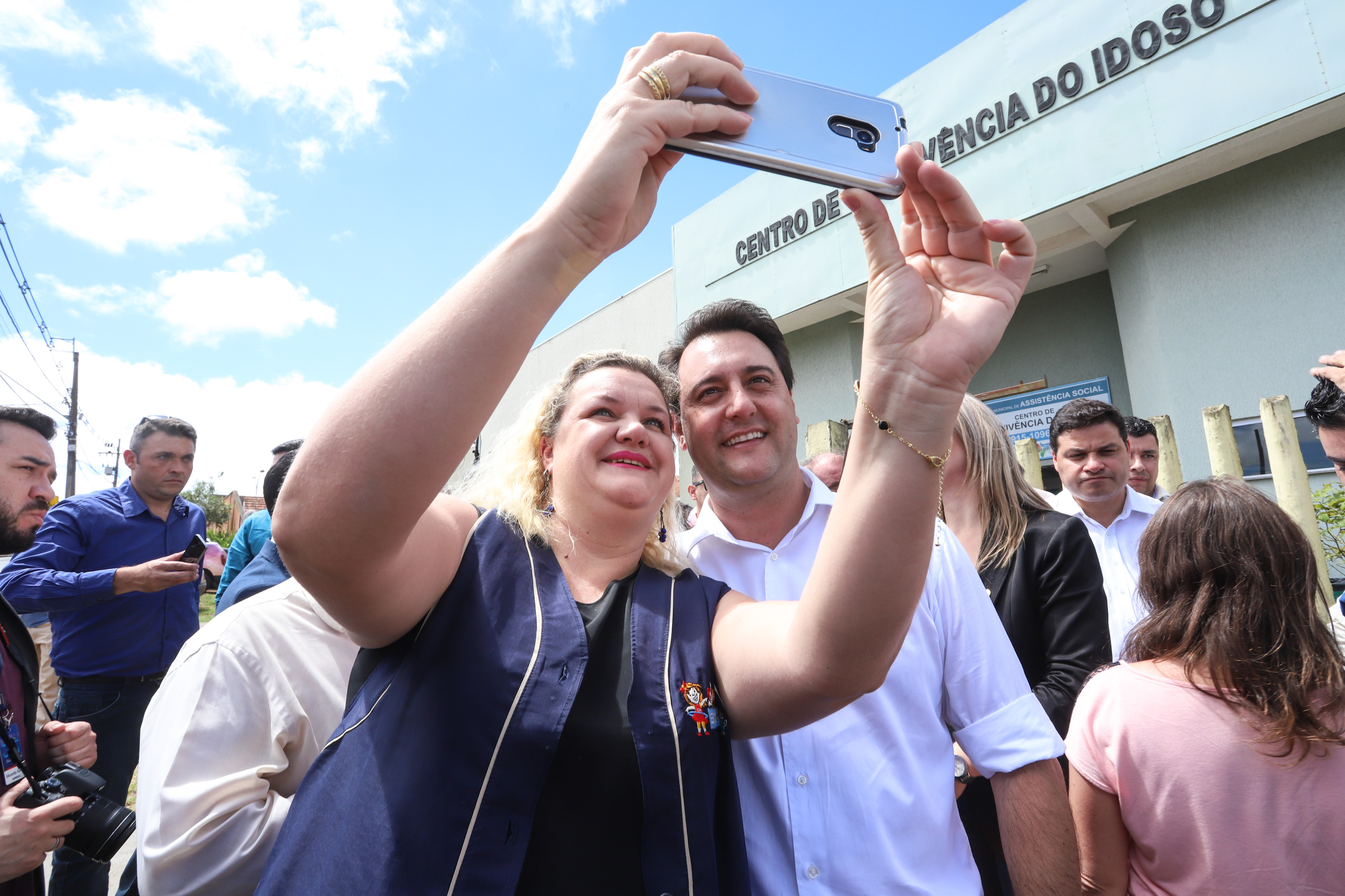 O município de Carambeí, nos Campos Gerais, recebeu nesta sexta-feira (29) a autorização do governador Carlos Massa Ratinho Junior para o início de duas obras bastante aguardadas pela população: a construção da sede própria da Prefeitura e a pavimentação da estrada que liga a PR-151 à localidade de Catanduvas. - Carambeí 29/03/2019 - Foto: Rodrigo Félix Leal/ANPr