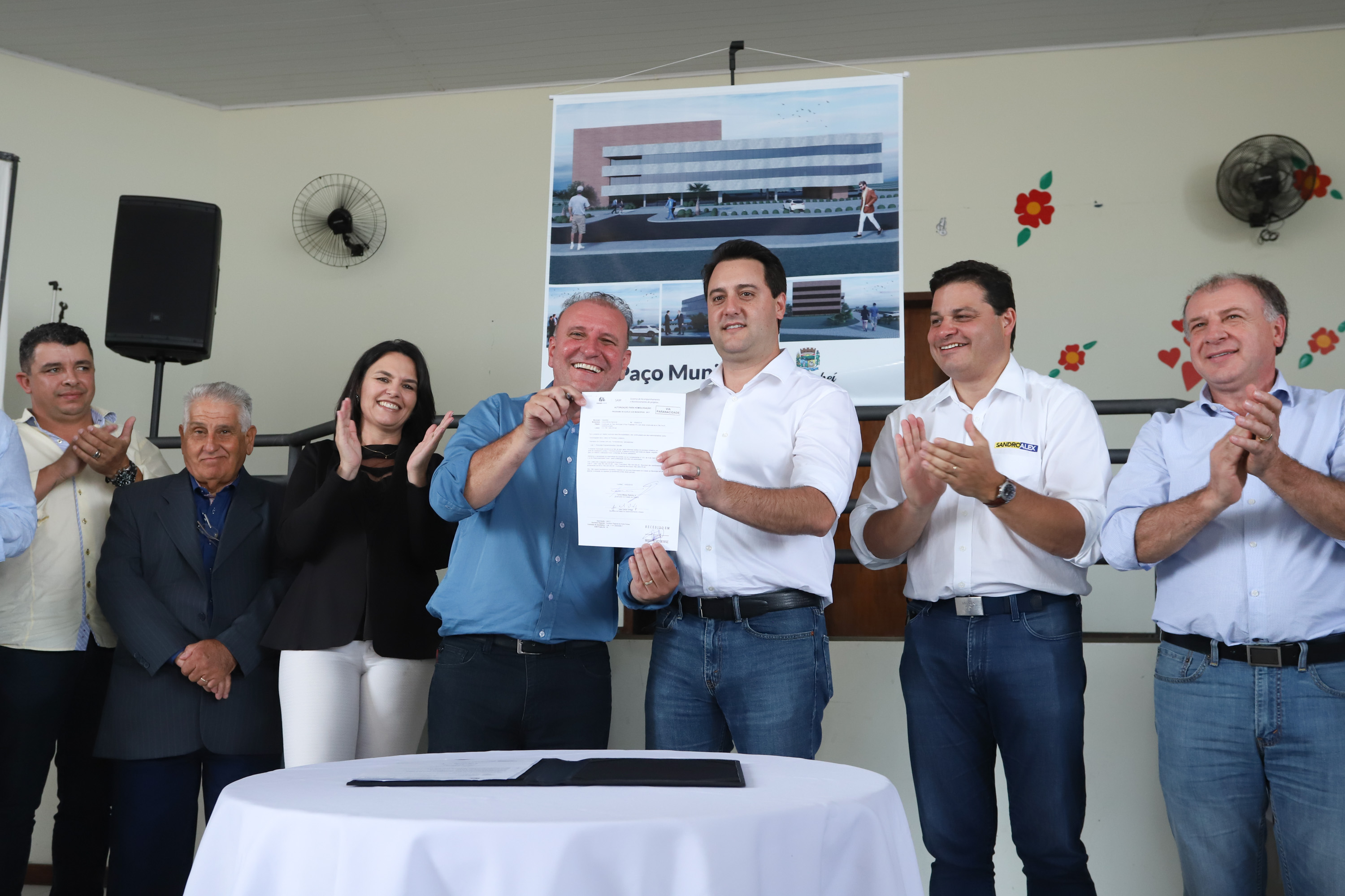 O município de Carambeí, nos Campos Gerais, recebeu nesta sexta-feira (29) a autorização do governador Carlos Massa Ratinho Junior para o início de duas obras bastante aguardadas pela população: a construção da sede própria da Prefeitura e a pavimentação da estrada que liga a PR-151 à localidade de Catanduvas. - Carambeí 29/03/2019 - Foto: Rodrigo Félix Leal/ANPr