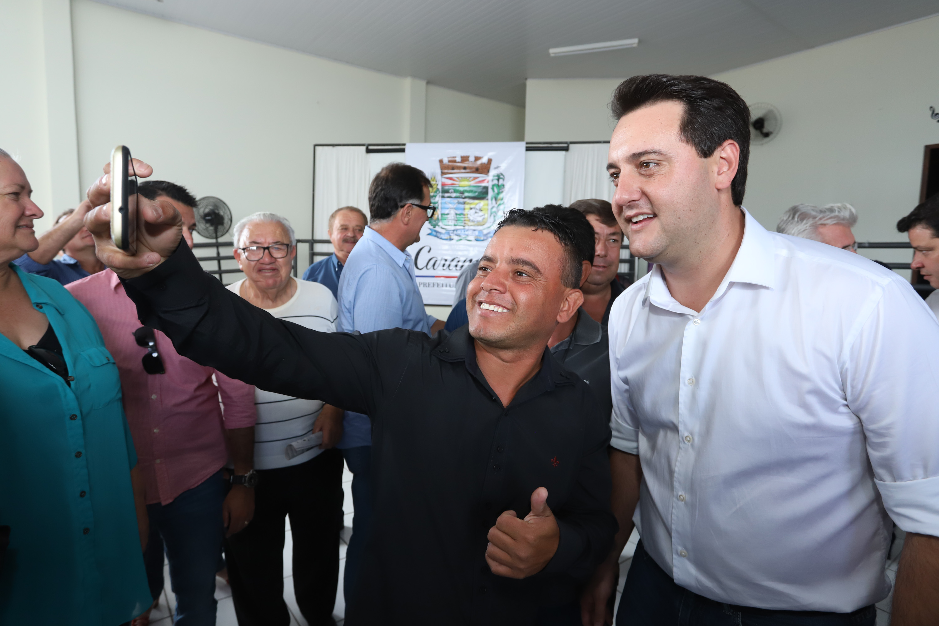 O município de Carambeí, nos Campos Gerais, recebeu nesta sexta-feira (29) a autorização do governador Carlos Massa Ratinho Junior para o início de duas obras bastante aguardadas pela população: a construção da sede própria da Prefeitura e a pavimentação da estrada que liga a PR-151 à localidade de Catanduvas. - Carambeí 29/03/2019 - Foto: Rodrigo Félix Leal/ANPr