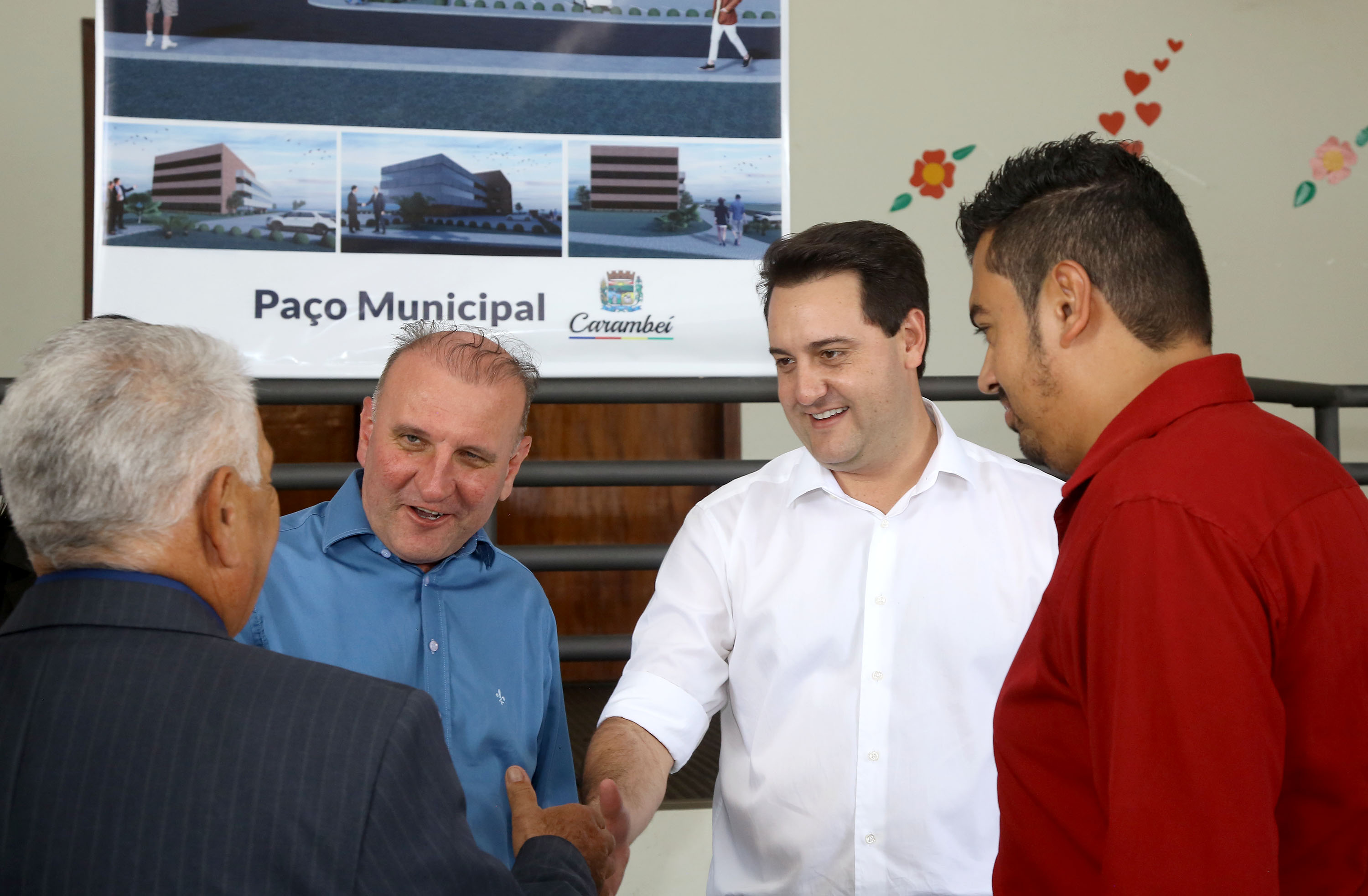 O município de Carambeí, nos Campos Gerais, recebeu nesta sexta-feira (29) a autorização do governador Carlos Massa Ratinho Junior para o início de duas obras bastante aguardadas pela população: a construção da sede própria da Prefeitura e a pavimentação da estrada que liga a PR-151 à localidade de Catanduvas. - Carambeí 29/03/2019 - Foto: Jaelson Lucas/ANPr