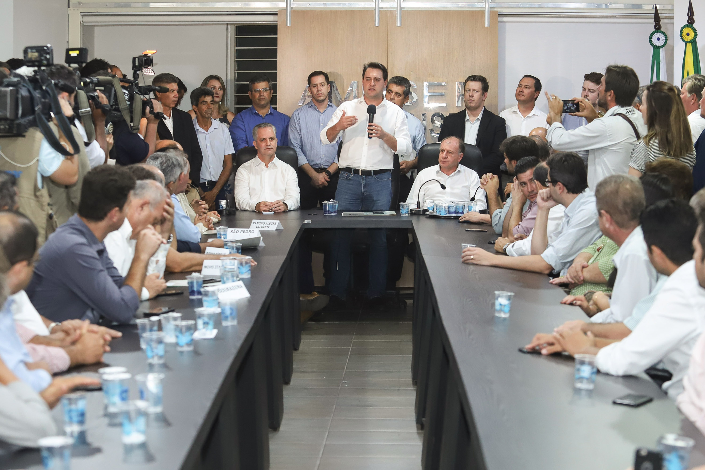 Pavimentação asfáltica, pista de caminhada e aquisição de equipamentos e veículos são algumas das ações que oito municípios do Noroeste do Paraná farão com recursos do Governo do Estado. O governador Carlos Massa Ratinho Junior esteve nesta sexta-feira (29) na sede da Associação dos Municípios do Setentrião Paranaense (Amusep), em Maringá, e homologou e autorizou editais de licitação que somam R$ 5,39 milhões. - Maringá, 29/03/2019 - Foto: Rodrigo Félix Leal/ANPr