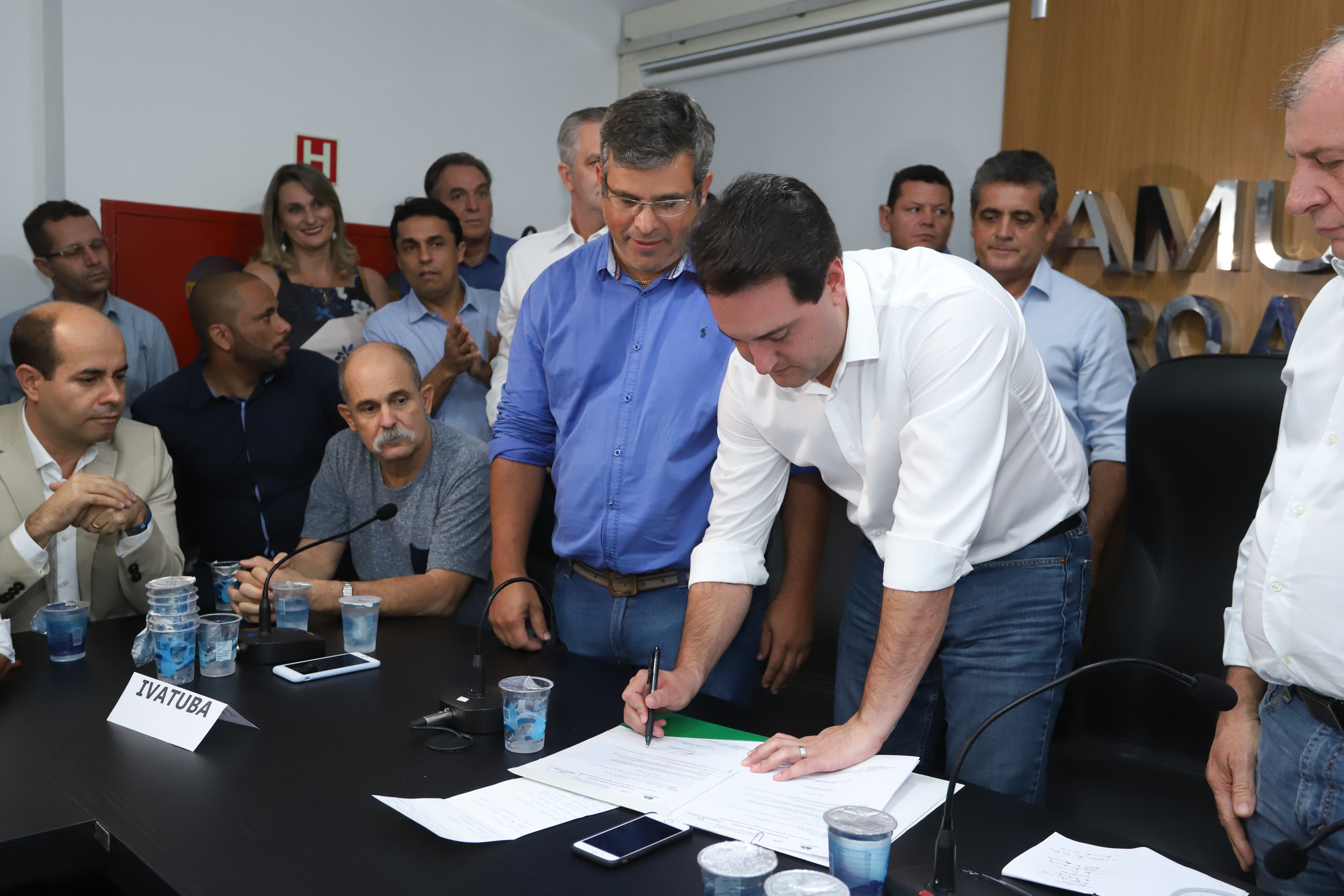 Pavimentação asfáltica, pista de caminhada e aquisição de equipamentos e veículos são algumas das ações que oito municípios do Noroeste do Paraná farão com recursos do Governo do Estado. O governador Carlos Massa Ratinho Junior esteve nesta sexta-feira (29) na sede da Associação dos Municípios do Setentrião Paranaense (Amusep), em Maringá, e homologou e autorizou editais de licitação que somam R$ 5,39 milhões. - Maringá, 29/03/2019 - Foto: Rodrigo Félix Leal/ANPr