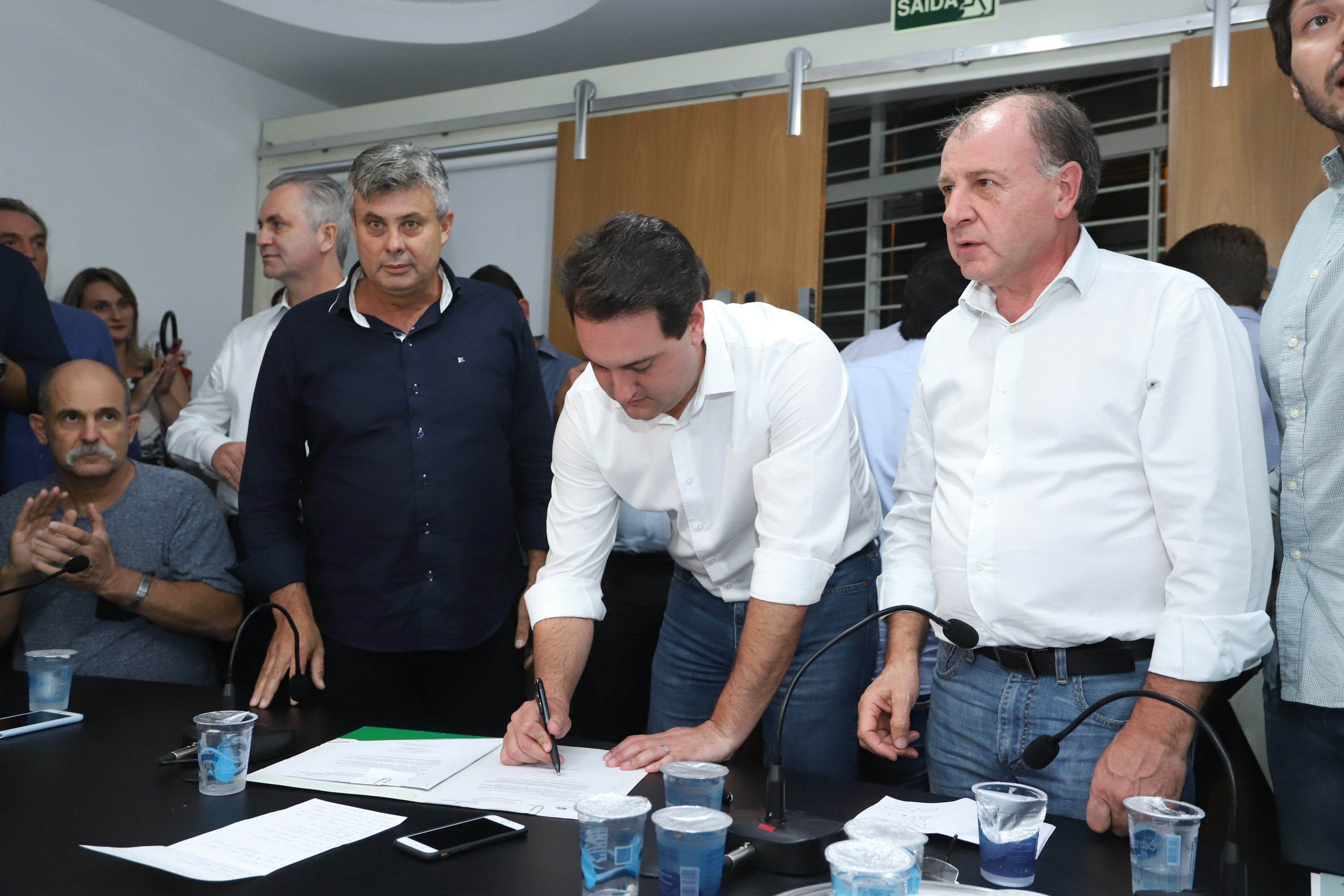 Pavimentação asfáltica, pista de caminhada e aquisição de equipamentos e veículos são algumas das ações que oito municípios do Noroeste do Paraná farão com recursos do Governo do Estado. O governador Carlos Massa Ratinho Junior esteve nesta sexta-feira (29) na sede da Associação dos Municípios do Setentrião Paranaense (Amusep), em Maringá, e homologou e autorizou editais de licitação que somam R$ 5,39 milhões. - Maringá, 29/03/2019 - Foto: Rodrigo Félix Leal/ANPr