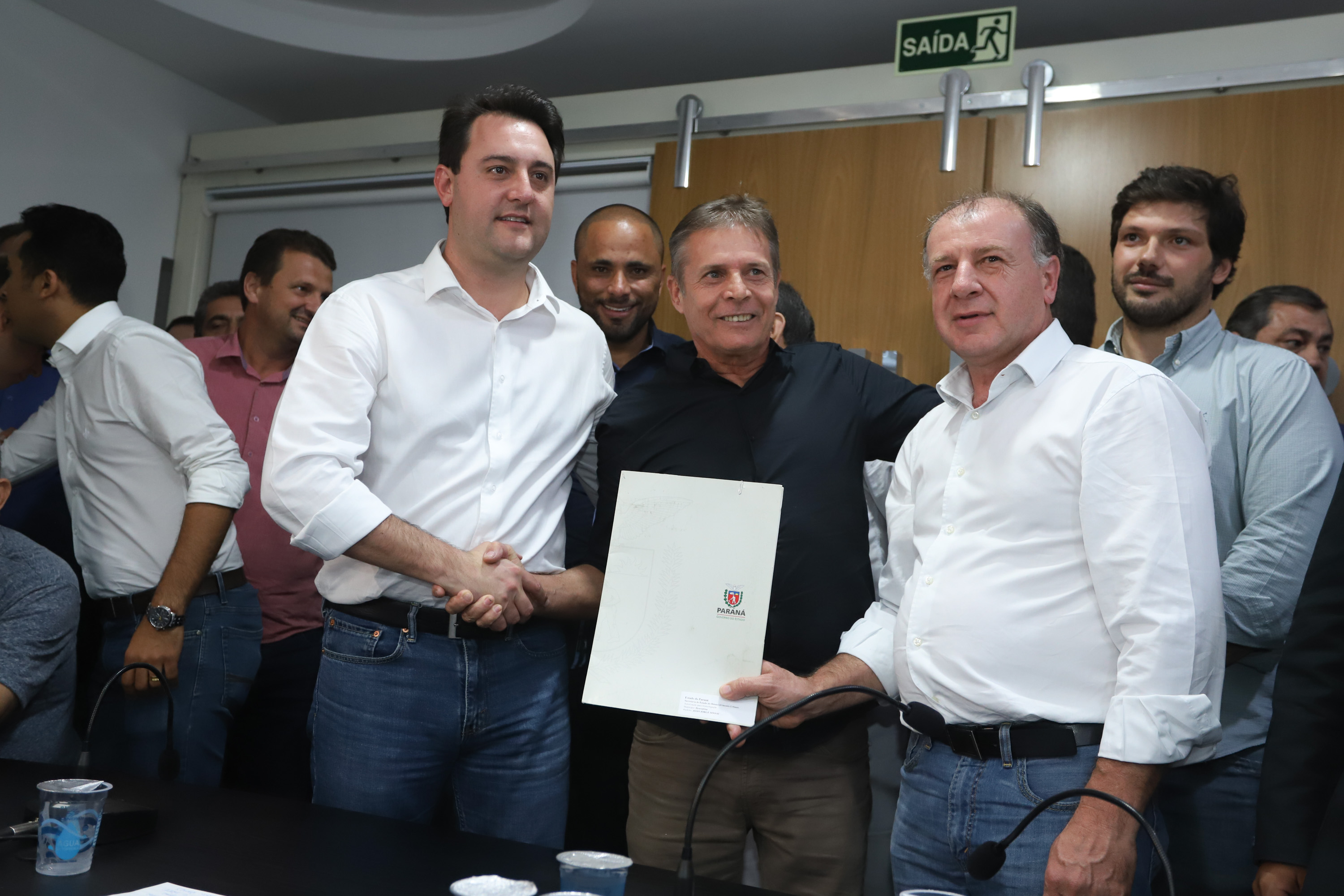 Pavimentação asfáltica, pista de caminhada e aquisição de equipamentos e veículos são algumas das ações que oito municípios do Noroeste do Paraná farão com recursos do Governo do Estado. O governador Carlos Massa Ratinho Junior esteve nesta sexta-feira (29) na sede da Associação dos Municípios do Setentrião Paranaense (Amusep), em Maringá, e homologou e autorizou editais de licitação que somam R$ 5,39 milhões. - Maringá, 29/03/2019 - Foto: Rodrigo Félix Leal/ANPr