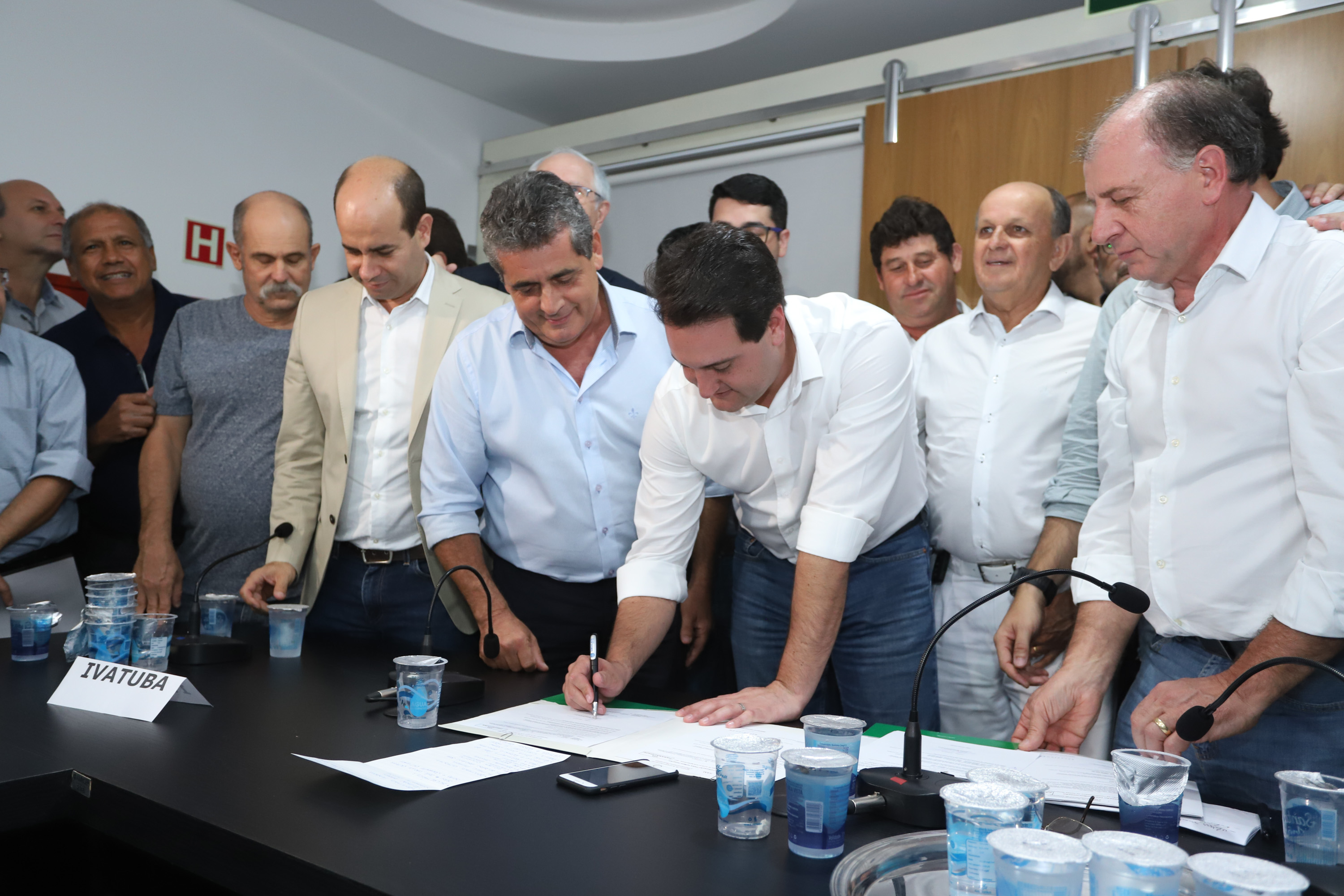 Pavimentação asfáltica, pista de caminhada e aquisição de equipamentos e veículos são algumas das ações que oito municípios do Noroeste do Paraná farão com recursos do Governo do Estado. O governador Carlos Massa Ratinho Junior esteve nesta sexta-feira (29) na sede da Associação dos Municípios do Setentrião Paranaense (Amusep), em Maringá, e homologou e autorizou editais de licitação que somam R$ 5,39 milhões. - Maringá, 29/03/2019 - Foto: Rodrigo Félix Leal/ANPr