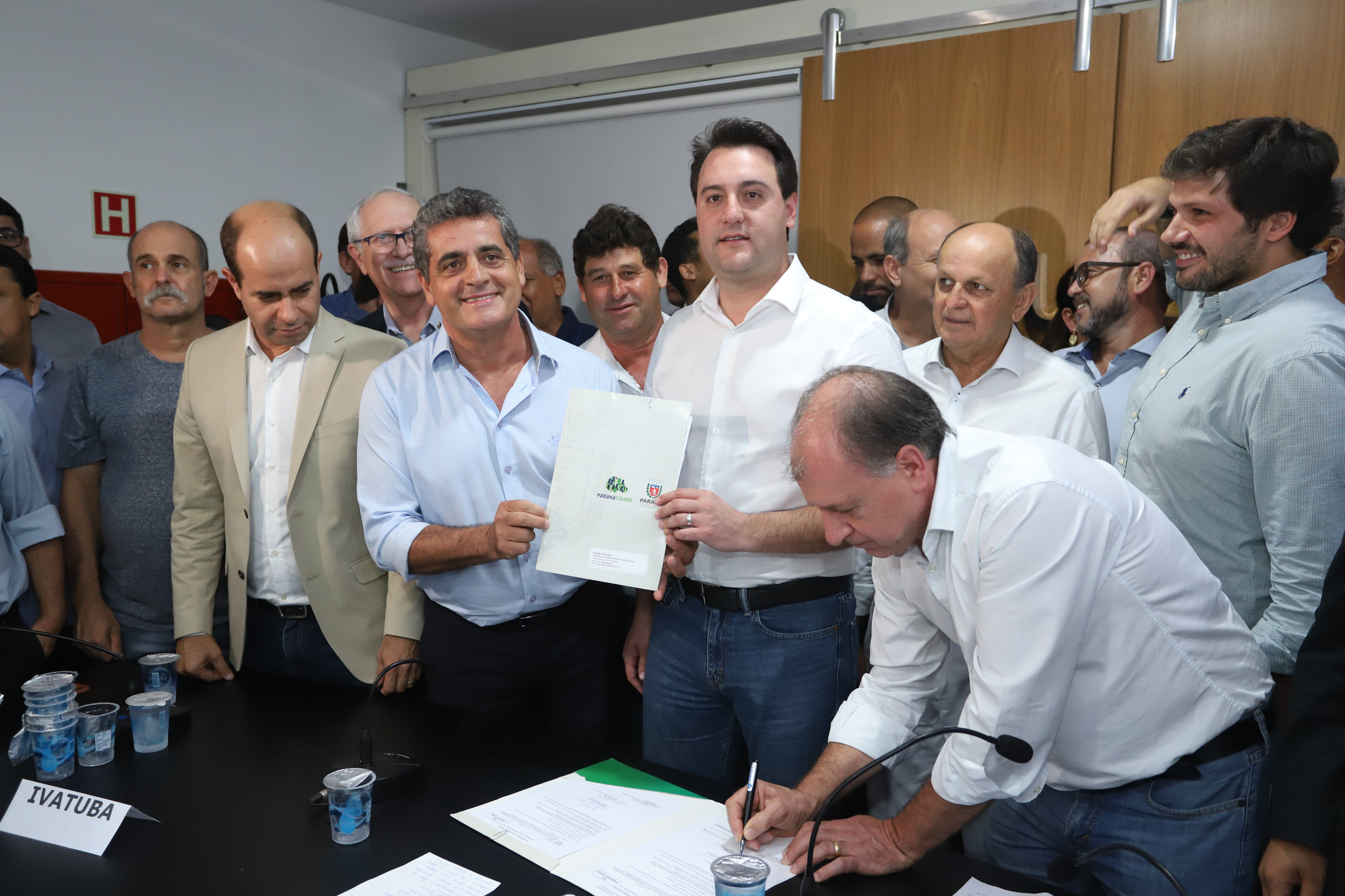 Pavimentação asfáltica, pista de caminhada e aquisição de equipamentos e veículos são algumas das ações que oito municípios do Noroeste do Paraná farão com recursos do Governo do Estado. O governador Carlos Massa Ratinho Junior esteve nesta sexta-feira (29) na sede da Associação dos Municípios do Setentrião Paranaense (Amusep), em Maringá, e homologou e autorizou editais de licitação que somam R$ 5,39 milhões. - Maringá, 29/03/2019 - Foto: Rodrigo Félix Leal/ANPr