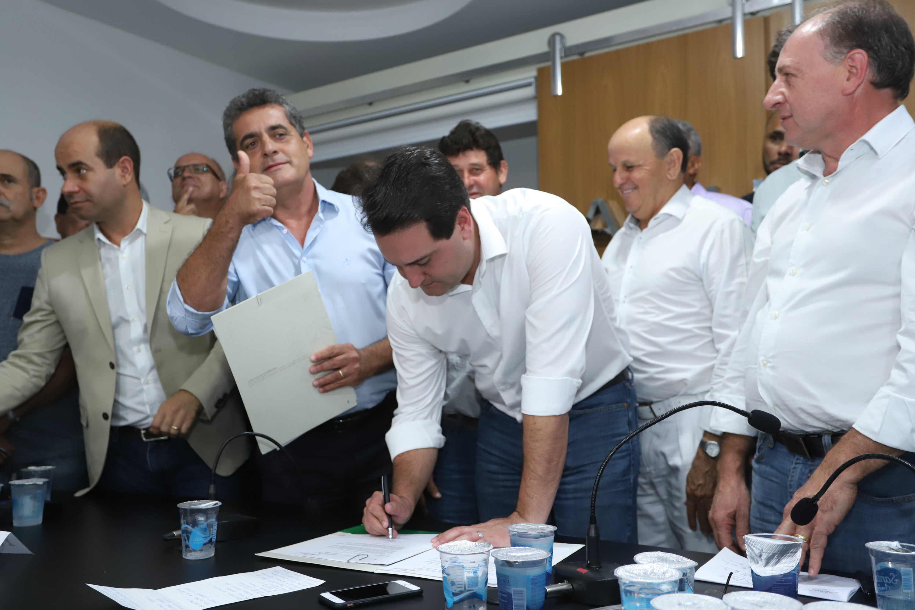 Pavimentação asfáltica, pista de caminhada e aquisição de equipamentos e veículos são algumas das ações que oito municípios do Noroeste do Paraná farão com recursos do Governo do Estado. O governador Carlos Massa Ratinho Junior esteve nesta sexta-feira (29) na sede da Associação dos Municípios do Setentrião Paranaense (Amusep), em Maringá, e homologou e autorizou editais de licitação que somam R$ 5,39 milhões. - Maringá, 29/03/2019 - Foto: Rodrigo Félix Leal/ANPr