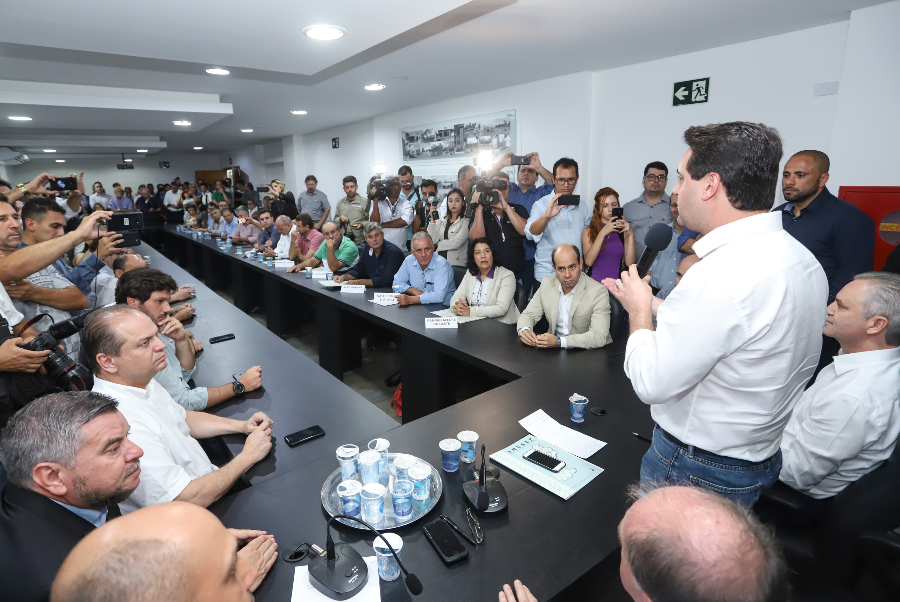 Pavimentação asfáltica, pista de caminhada e aquisição de equipamentos e veículos são algumas das ações que oito municípios do Noroeste do Paraná farão com recursos do Governo do Estado. O governador Carlos Massa Ratinho Junior esteve nesta sexta-feira (29) na sede da Associação dos Municípios do Setentrião Paranaense (Amusep), em Maringá, e homologou e autorizou editais de licitação que somam R$ 5,39 milhões. - Maringá, 29/03/2019 - Foto: Rodrigo Félix Leal/ANPr