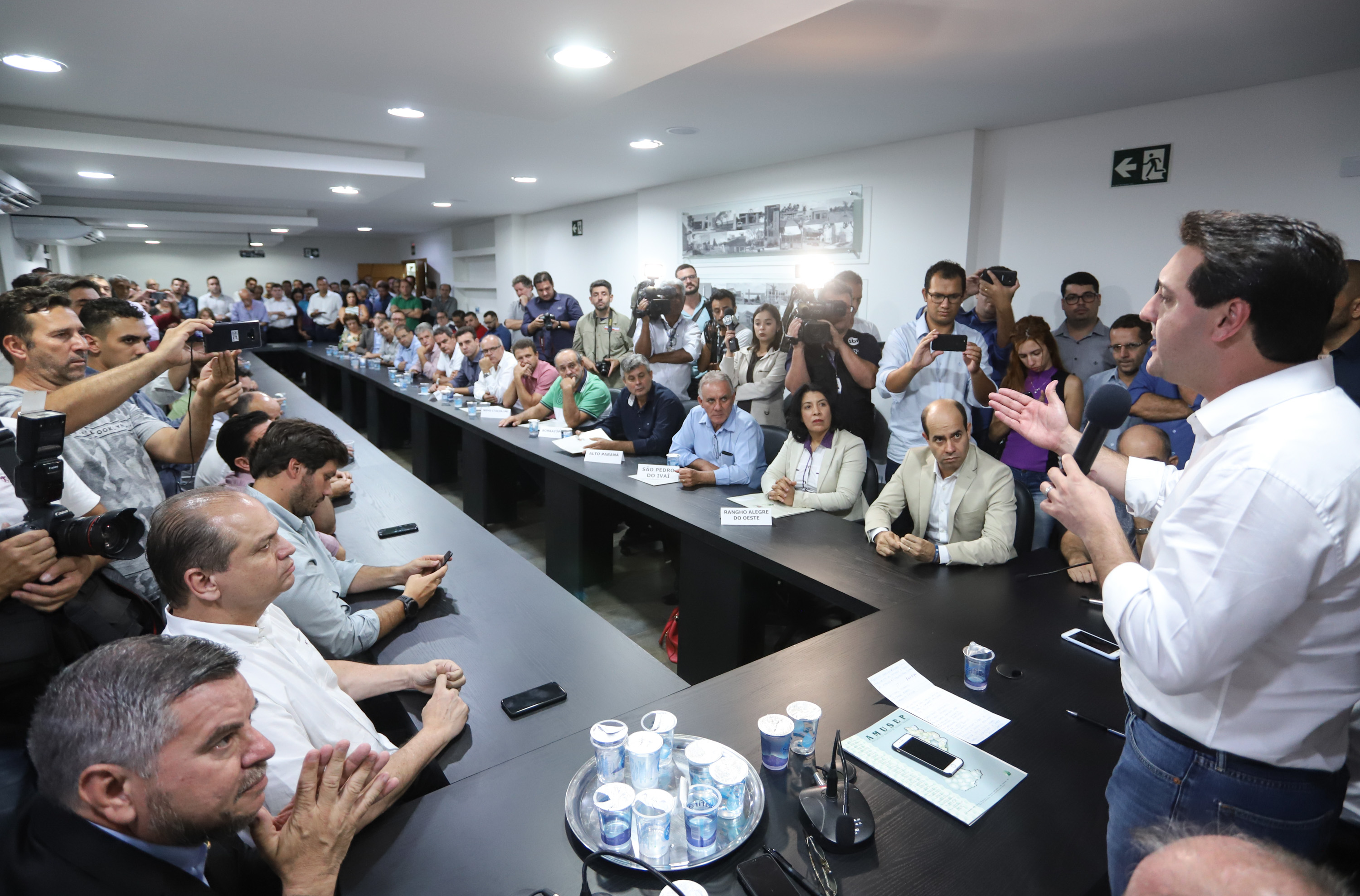 Pavimentação asfáltica, pista de caminhada e aquisição de equipamentos e veículos são algumas das ações que oito municípios do Noroeste do Paraná farão com recursos do Governo do Estado. O governador Carlos Massa Ratinho Junior esteve nesta sexta-feira (29) na sede da Associação dos Municípios do Setentrião Paranaense (Amusep), em Maringá, e homologou e autorizou editais de licitação que somam R$ 5,39 milhões. - Maringá, 29/03/2019 - Foto: Rodrigo Félix Leal/ANPr