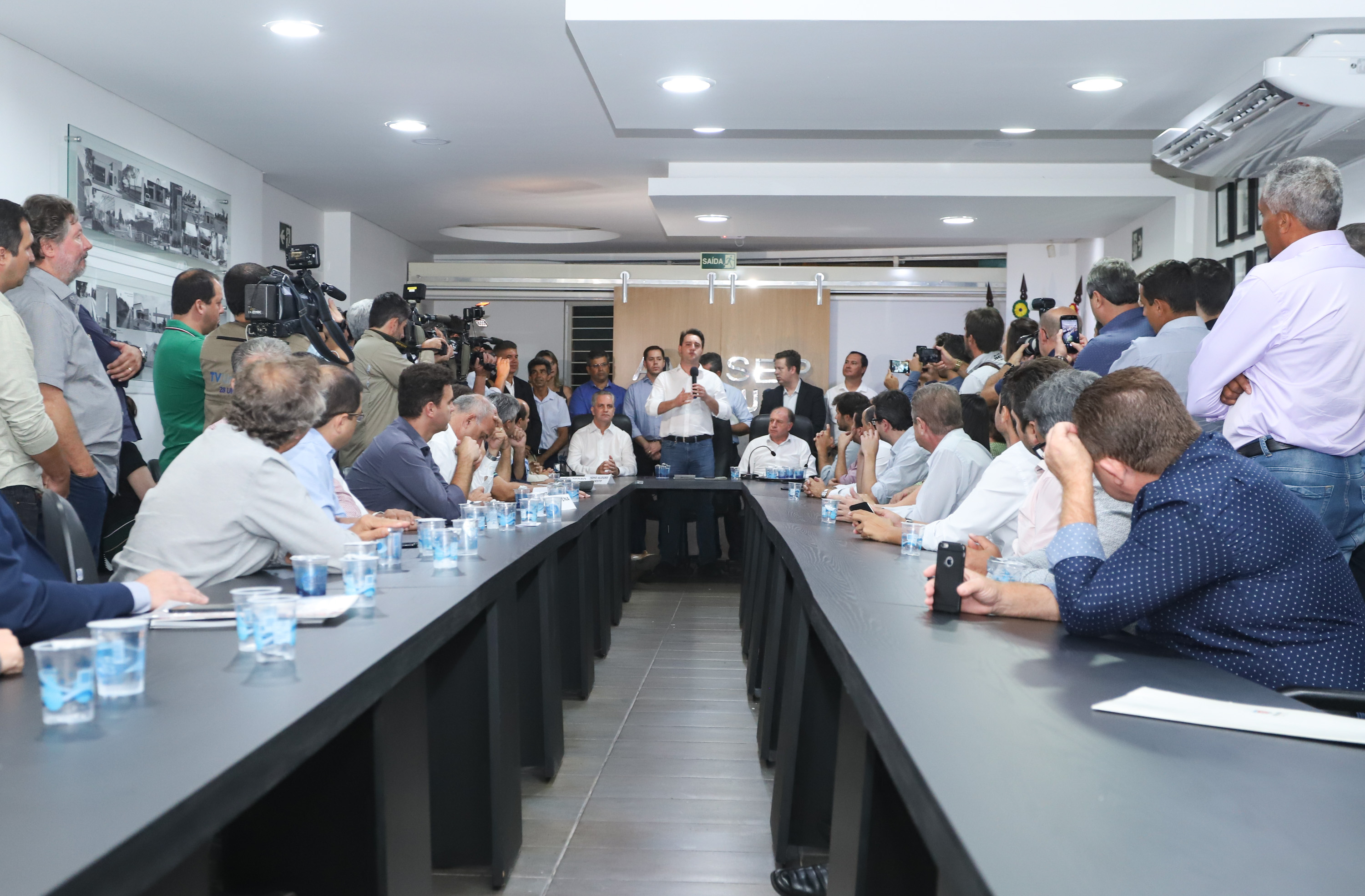 Pavimentação asfáltica, pista de caminhada e aquisição de equipamentos e veículos são algumas das ações que oito municípios do Noroeste do Paraná farão com recursos do Governo do Estado. O governador Carlos Massa Ratinho Junior esteve nesta sexta-feira (29) na sede da Associação dos Municípios do Setentrião Paranaense (Amusep), em Maringá, e homologou e autorizou editais de licitação que somam R$ 5,39 milhões. - Maringá, 29/03/2019 - Foto: Rodrigo Félix Leal/ANPr