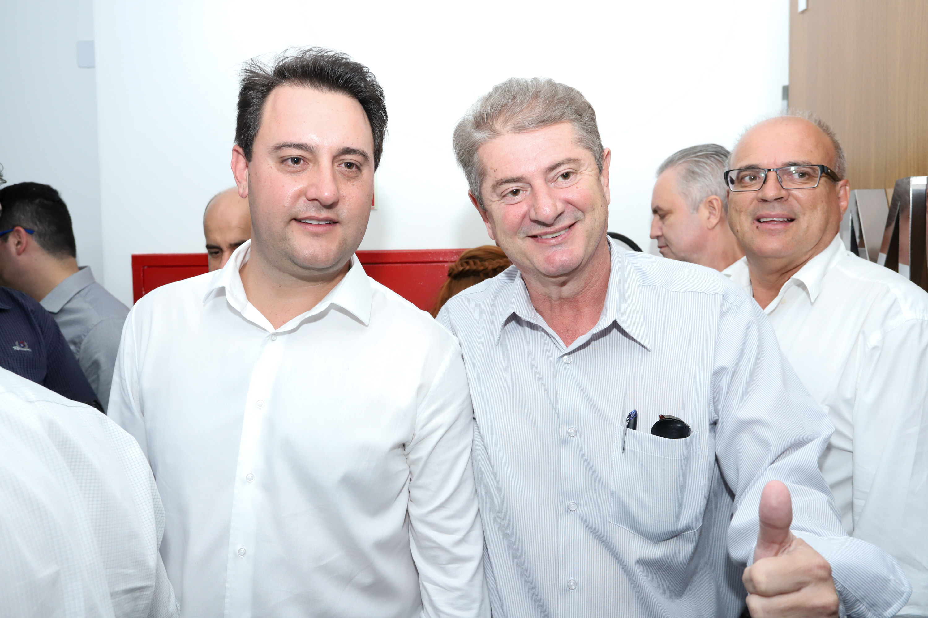 Pavimentação asfáltica, pista de caminhada e aquisição de equipamentos e veículos são algumas das ações que oito municípios do Noroeste do Paraná farão com recursos do Governo do Estado. O governador Carlos Massa Ratinho Junior esteve nesta sexta-feira (29) na sede da Associação dos Municípios do Setentrião Paranaense (Amusep), em Maringá, e homologou e autorizou editais de licitação que somam R$ 5,39 milhões. - Maringá, 29/03/2019 - Foto: Rodrigo Félix Leal/ANPr