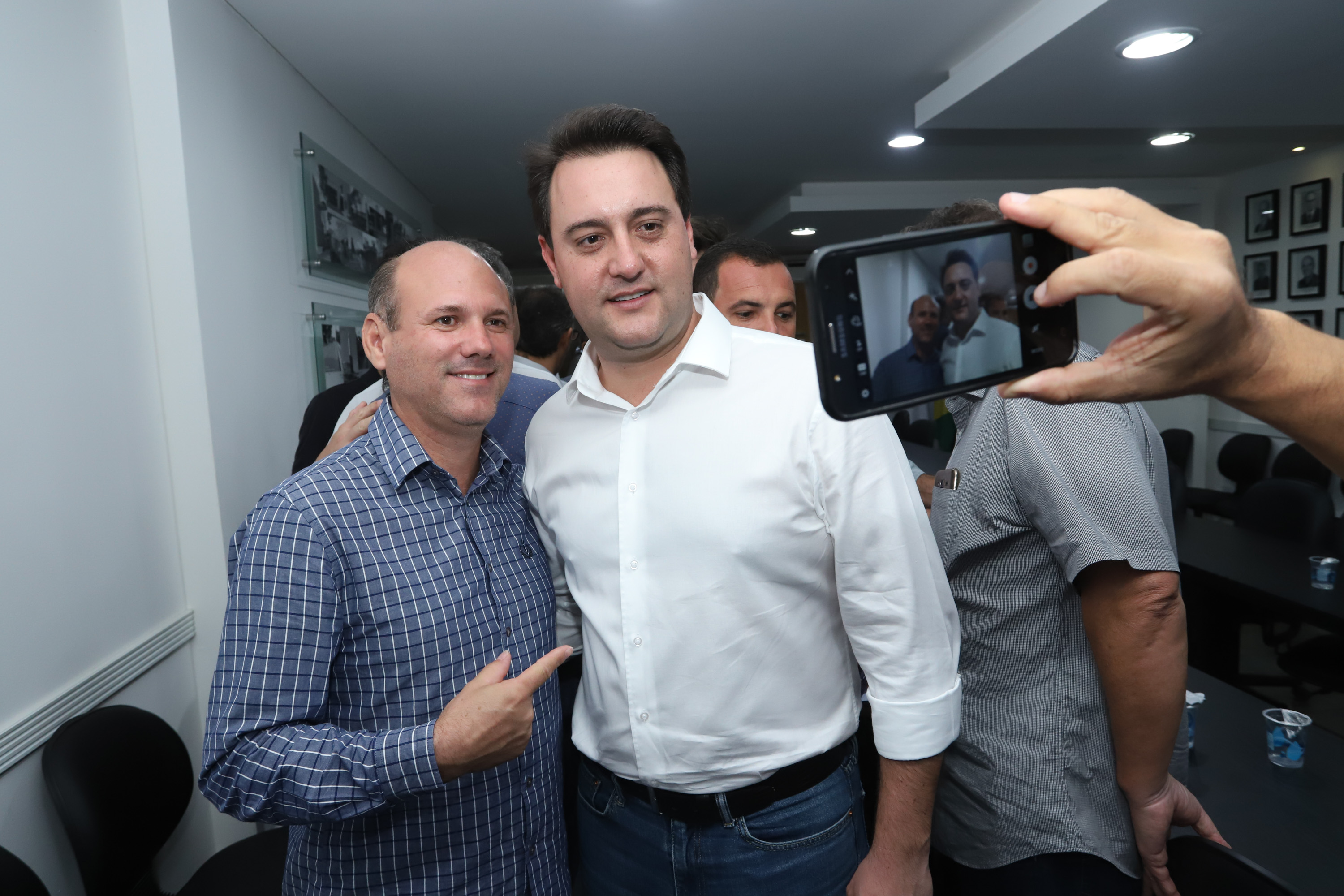 Pavimentação asfáltica, pista de caminhada e aquisição de equipamentos e veículos são algumas das ações que oito municípios do Noroeste do Paraná farão com recursos do Governo do Estado. O governador Carlos Massa Ratinho Junior esteve nesta sexta-feira (29) na sede da Associação dos Municípios do Setentrião Paranaense (Amusep), em Maringá, e homologou e autorizou editais de licitação que somam R$ 5,39 milhões. - Maringá, 29/03/2019 - Foto: Rodrigo Félix Leal/ANPr