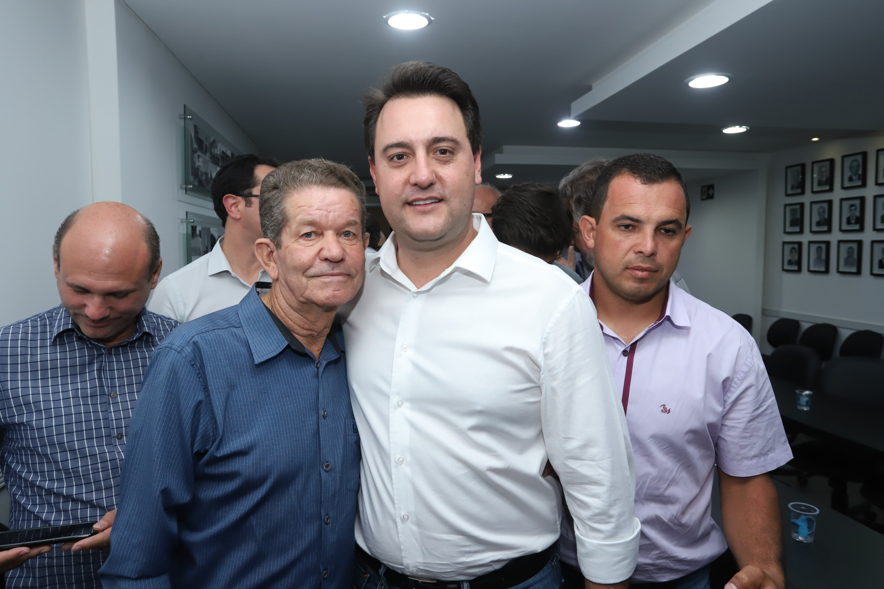 Pavimentação asfáltica, pista de caminhada e aquisição de equipamentos e veículos são algumas das ações que oito municípios do Noroeste do Paraná farão com recursos do Governo do Estado. O governador Carlos Massa Ratinho Junior esteve nesta sexta-feira (29) na sede da Associação dos Municípios do Setentrião Paranaense (Amusep), em Maringá, e homologou e autorizou editais de licitação que somam R$ 5,39 milhões. - Maringá, 29/03/2019 - Foto: Rodrigo Félix Leal/ANPr