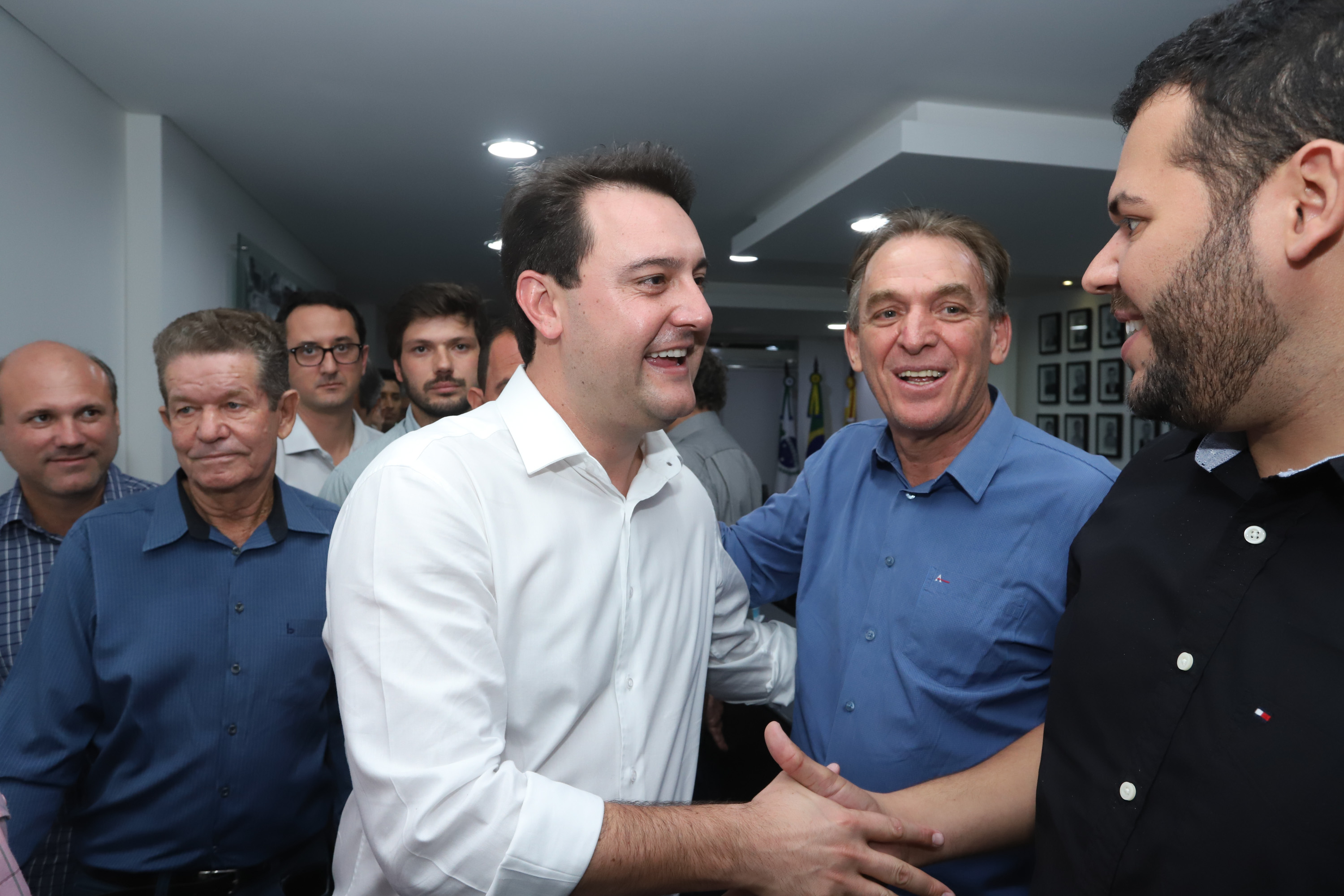 Pavimentação asfáltica, pista de caminhada e aquisição de equipamentos e veículos são algumas das ações que oito municípios do Noroeste do Paraná farão com recursos do Governo do Estado. O governador Carlos Massa Ratinho Junior esteve nesta sexta-feira (29) na sede da Associação dos Municípios do Setentrião Paranaense (Amusep), em Maringá, e homologou e autorizou editais de licitação que somam R$ 5,39 milhões. - Maringá, 29/03/2019 - Foto: Rodrigo Félix Leal/ANPr