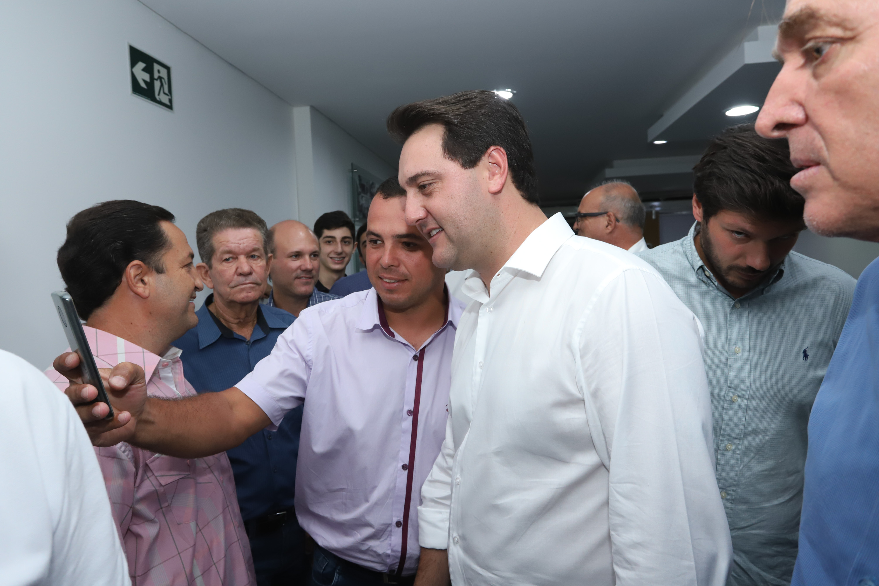 Pavimentação asfáltica, pista de caminhada e aquisição de equipamentos e veículos são algumas das ações que oito municípios do Noroeste do Paraná farão com recursos do Governo do Estado. O governador Carlos Massa Ratinho Junior esteve nesta sexta-feira (29) na sede da Associação dos Municípios do Setentrião Paranaense (Amusep), em Maringá, e homologou e autorizou editais de licitação que somam R$ 5,39 milhões. - Maringá, 29/03/2019 - Foto: Rodrigo Félix Leal/ANPr