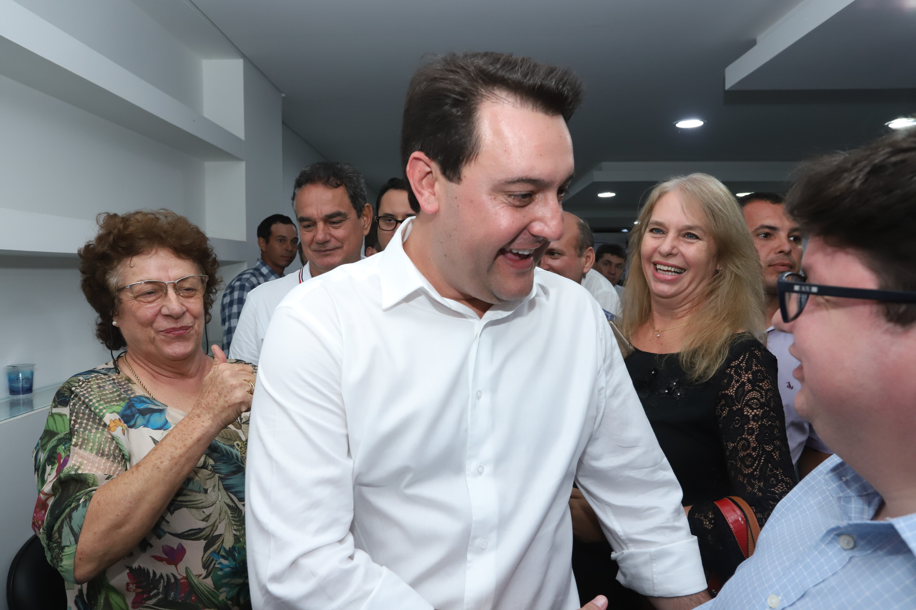 Pavimentação asfáltica, pista de caminhada e aquisição de equipamentos e veículos são algumas das ações que oito municípios do Noroeste do Paraná farão com recursos do Governo do Estado. O governador Carlos Massa Ratinho Junior esteve nesta sexta-feira (29) na sede da Associação dos Municípios do Setentrião Paranaense (Amusep), em Maringá, e homologou e autorizou editais de licitação que somam R$ 5,39 milhões. - Maringá, 29/03/2019 - Foto: Rodrigo Félix Leal/ANPr
