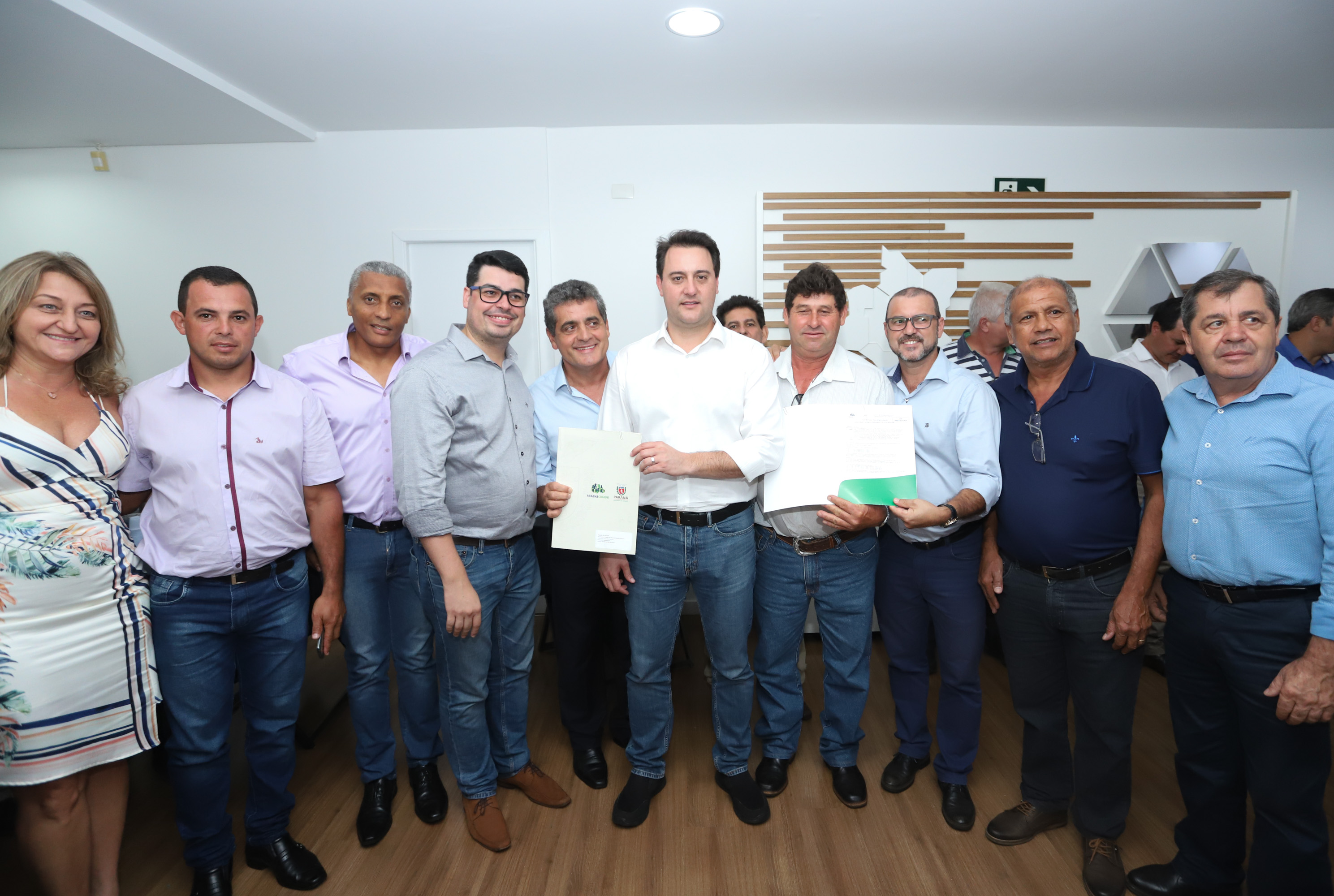Pavimentação asfáltica, pista de caminhada e aquisição de equipamentos e veículos são algumas das ações que oito municípios do Noroeste do Paraná farão com recursos do Governo do Estado. O governador Carlos Massa Ratinho Junior esteve nesta sexta-feira (29) na sede da Associação dos Municípios do Setentrião Paranaense (Amusep), em Maringá, e homologou e autorizou editais de licitação que somam R$ 5,39 milhões. - Maringá, 29/03/2019 - Foto: Rodrigo Félix Leal/ANPr