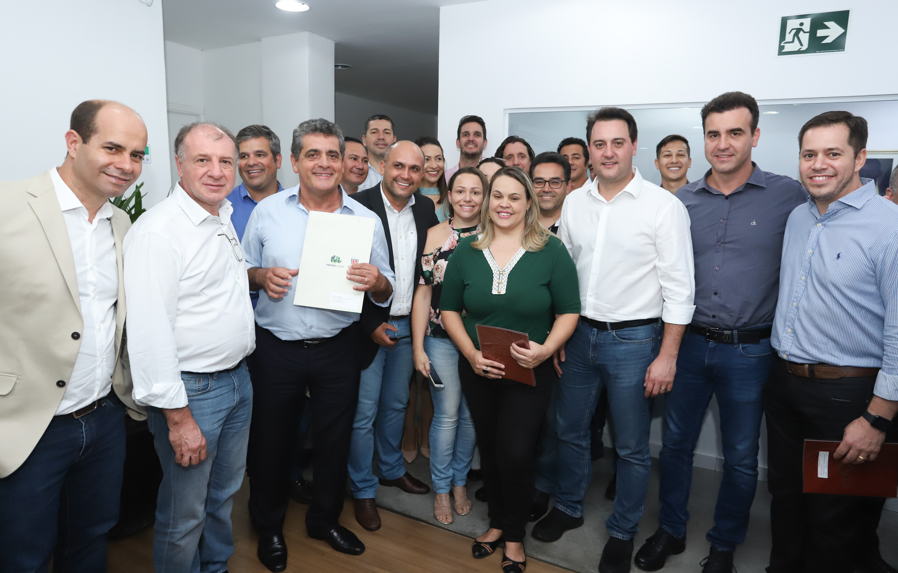 Pavimentação asfáltica, pista de caminhada e aquisição de equipamentos e veículos são algumas das ações que oito municípios do Noroeste do Paraná farão com recursos do Governo do Estado. O governador Carlos Massa Ratinho Junior esteve nesta sexta-feira (29) na sede da Associação dos Municípios do Setentrião Paranaense (Amusep), em Maringá, e homologou e autorizou editais de licitação que somam R$ 5,39 milhões. - Maringá, 29/03/2019 - Foto: Rodrigo Félix Leal/ANPr