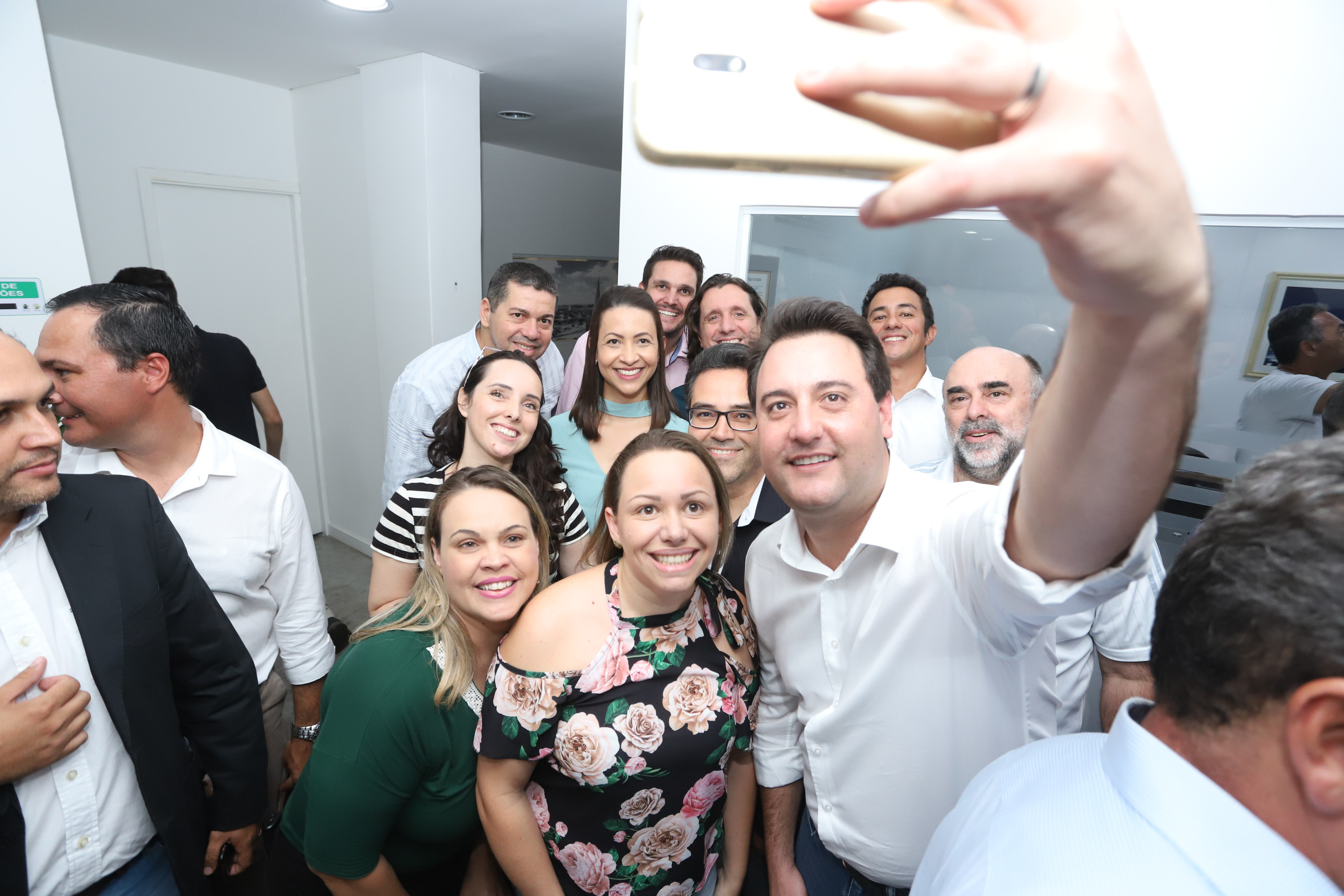 Pavimentação asfáltica, pista de caminhada e aquisição de equipamentos e veículos são algumas das ações que oito municípios do Noroeste do Paraná farão com recursos do Governo do Estado. O governador Carlos Massa Ratinho Junior esteve nesta sexta-feira (29) na sede da Associação dos Municípios do Setentrião Paranaense (Amusep), em Maringá, e homologou e autorizou editais de licitação que somam R$ 5,39 milhões. - Maringá, 29/03/2019 - Foto: Rodrigo Félix Leal/ANPr