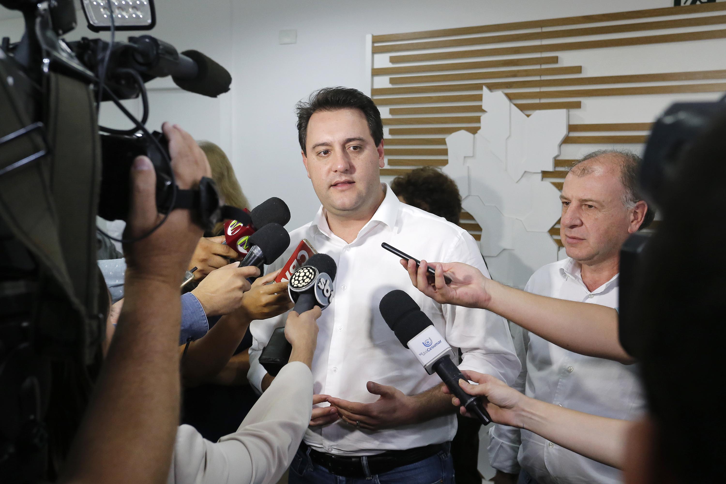 Pavimentação asfáltica, pista de caminhada e aquisição de equipamentos e veículos são algumas das ações que oito municípios do Noroeste do Paraná farão com recursos do Governo do Estado. O governador Carlos Massa Ratinho Junior esteve nesta sexta-feira (29) na sede da Associação dos Municípios do Setentrião Paranaense (Amusep), em Maringá, e homologou e autorizou editais de licitação que somam R$ 5,39 milhões. - Maringá, 29/03/2019 - Foto: Arnaldo Alves/ANPr
