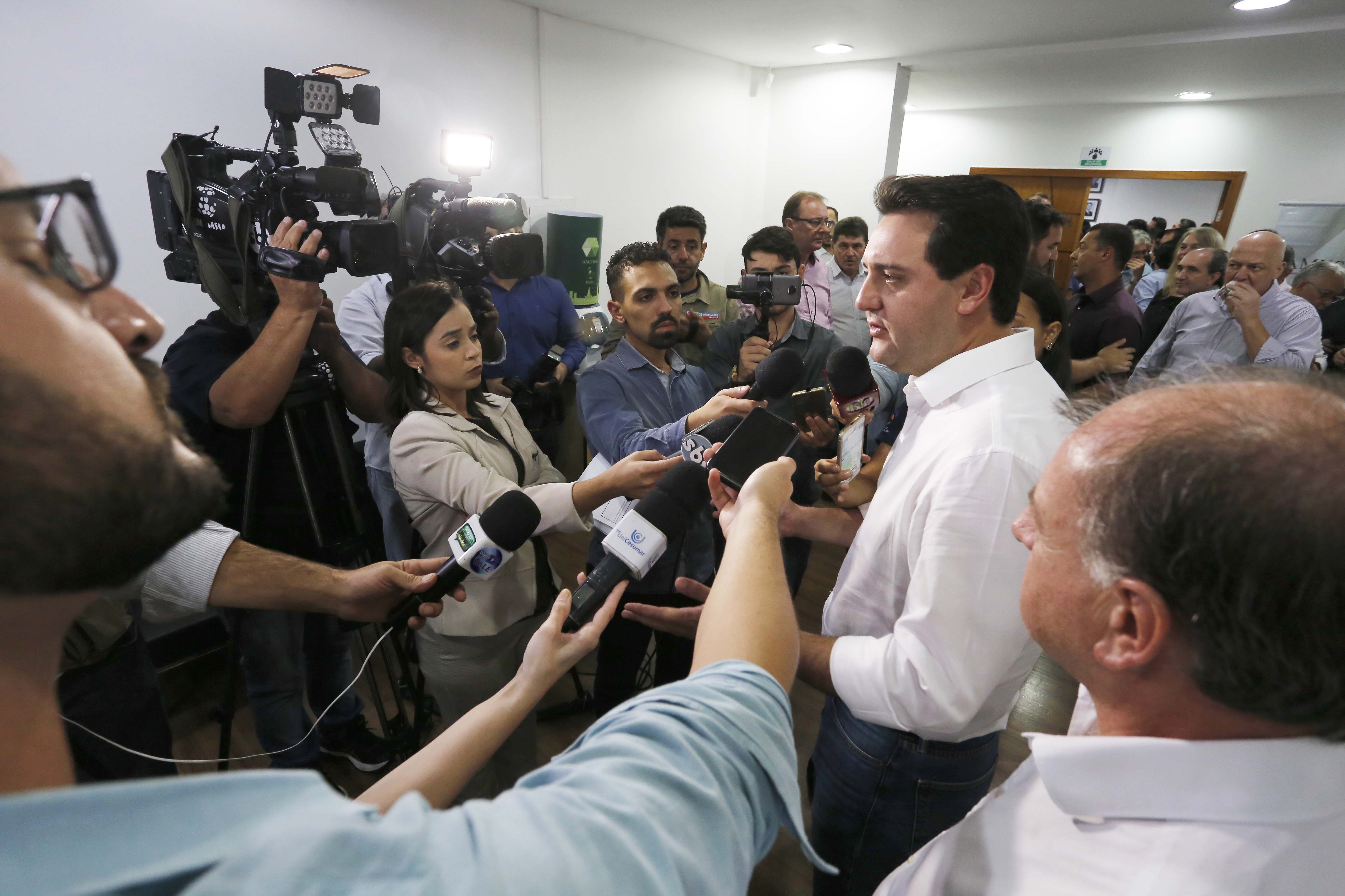 Pavimentação asfáltica, pista de caminhada e aquisição de equipamentos e veículos são algumas das ações que oito municípios do Noroeste do Paraná farão com recursos do Governo do Estado. O governador Carlos Massa Ratinho Junior esteve nesta sexta-feira (29) na sede da Associação dos Municípios do Setentrião Paranaense (Amusep), em Maringá, e homologou e autorizou editais de licitação que somam R$ 5,39 milhões. - Maringá, 29/03/2019 - Foto: Arnaldo Alves/ANPr