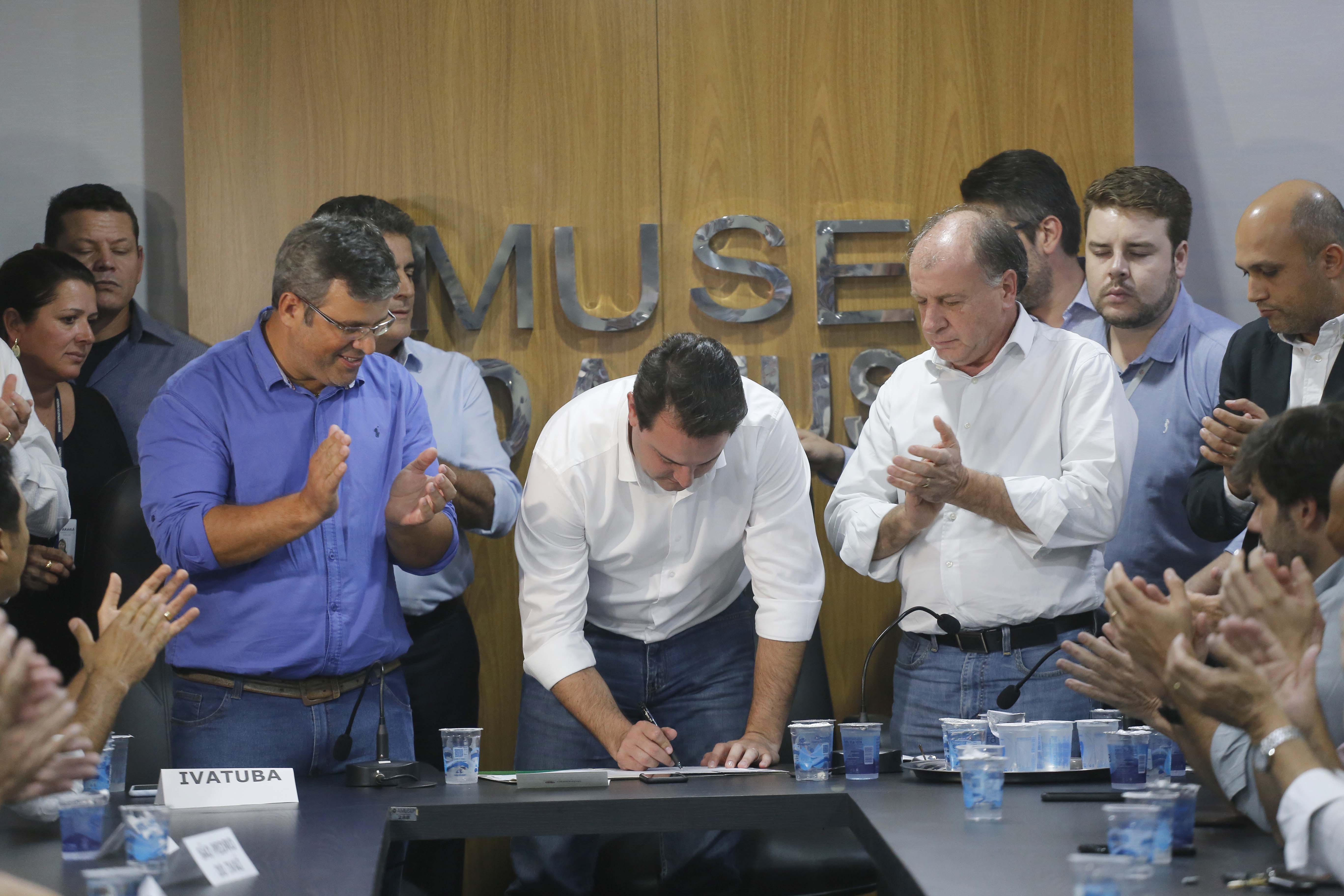 Pavimentação asfáltica, pista de caminhada e aquisição de equipamentos e veículos são algumas das ações que oito municípios do Noroeste do Paraná farão com recursos do Governo do Estado. O governador Carlos Massa Ratinho Junior esteve nesta sexta-feira (29) na sede da Associação dos Municípios do Setentrião Paranaense (Amusep), em Maringá, e homologou e autorizou editais de licitação que somam R$ 5,39 milhões. - Maringá, 29/03/2019 - Foto: Arnaldo Alves/ANPr