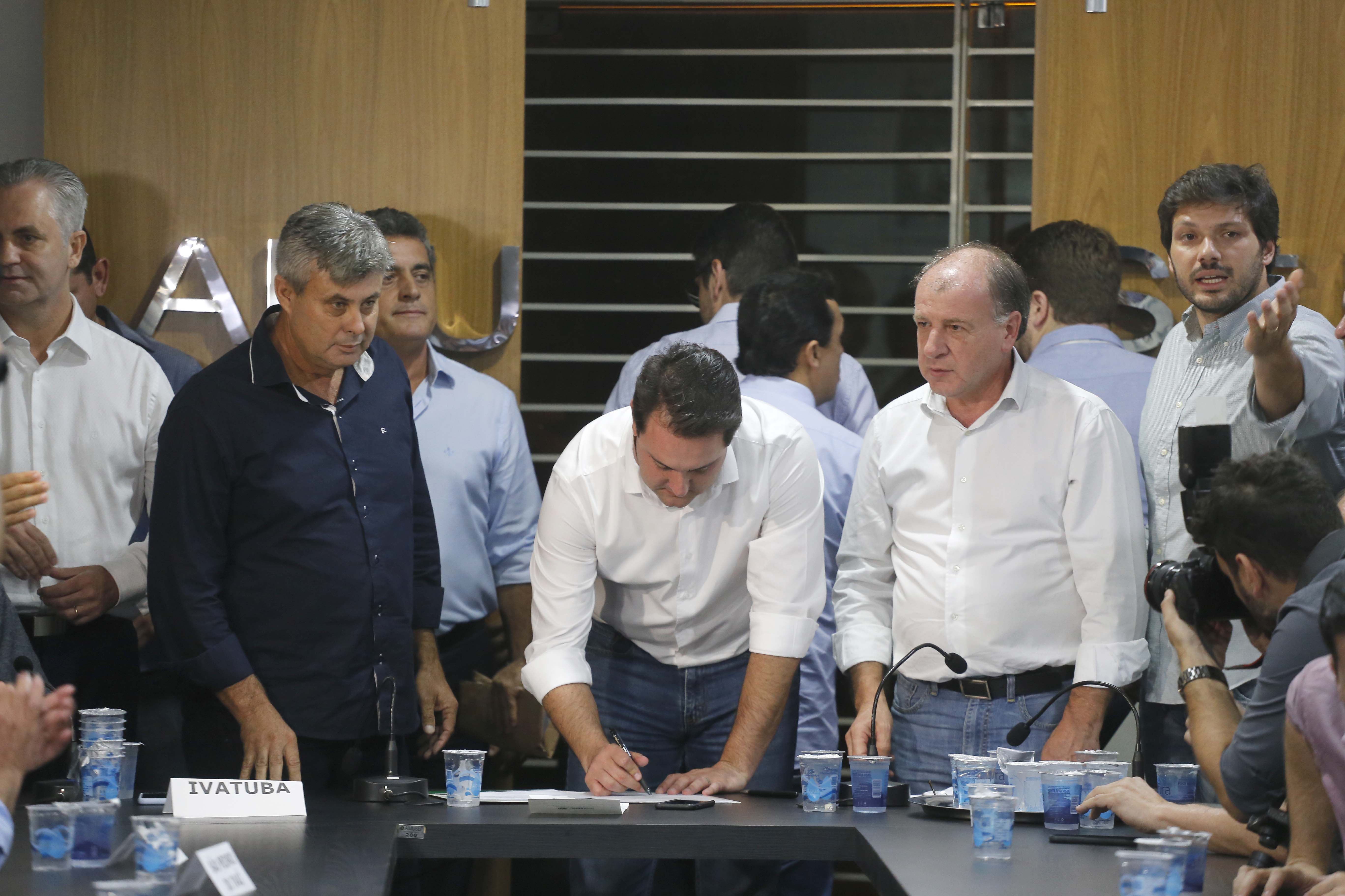 Pavimentação asfáltica, pista de caminhada e aquisição de equipamentos e veículos são algumas das ações que oito municípios do Noroeste do Paraná farão com recursos do Governo do Estado. O governador Carlos Massa Ratinho Junior esteve nesta sexta-feira (29) na sede da Associação dos Municípios do Setentrião Paranaense (Amusep), em Maringá, e homologou e autorizou editais de licitação que somam R$ 5,39 milhões. - Maringá, 29/03/2019 - Foto: Arnaldo Alves/ANPr