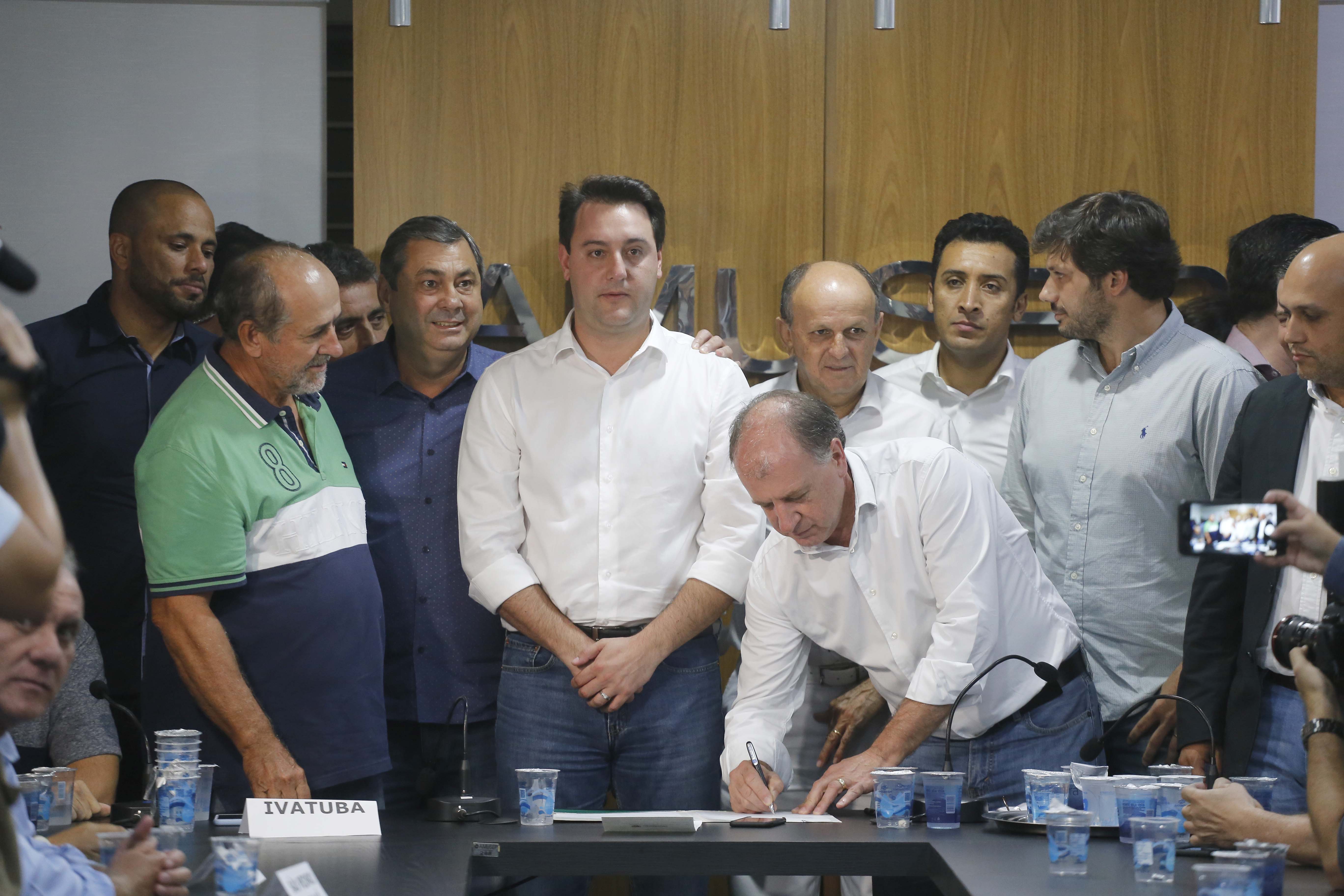 Pavimentação asfáltica, pista de caminhada e aquisição de equipamentos e veículos são algumas das ações que oito municípios do Noroeste do Paraná farão com recursos do Governo do Estado. O governador Carlos Massa Ratinho Junior esteve nesta sexta-feira (29) na sede da Associação dos Municípios do Setentrião Paranaense (Amusep), em Maringá, e homologou e autorizou editais de licitação que somam R$ 5,39 milhões. - Maringá, 29/03/2019 - Foto: Arnaldo Alves/ANPr