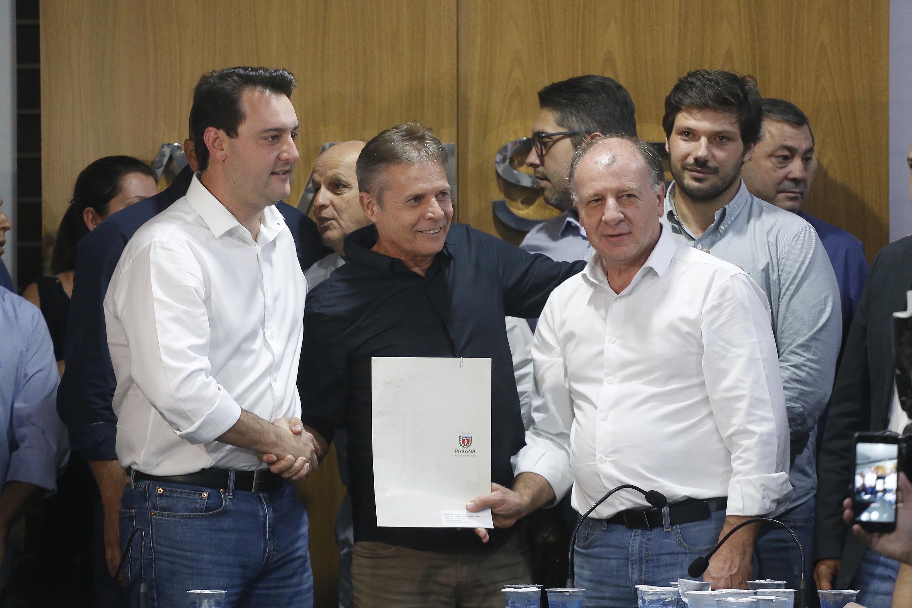 Pavimentação asfáltica, pista de caminhada e aquisição de equipamentos e veículos são algumas das ações que oito municípios do Noroeste do Paraná farão com recursos do Governo do Estado. O governador Carlos Massa Ratinho Junior esteve nesta sexta-feira (29) na sede da Associação dos Municípios do Setentrião Paranaense (Amusep), em Maringá, e homologou e autorizou editais de licitação que somam R$ 5,39 milhões. - Maringá, 29/03/2019 - Foto: Arnaldo Alves/ANPr