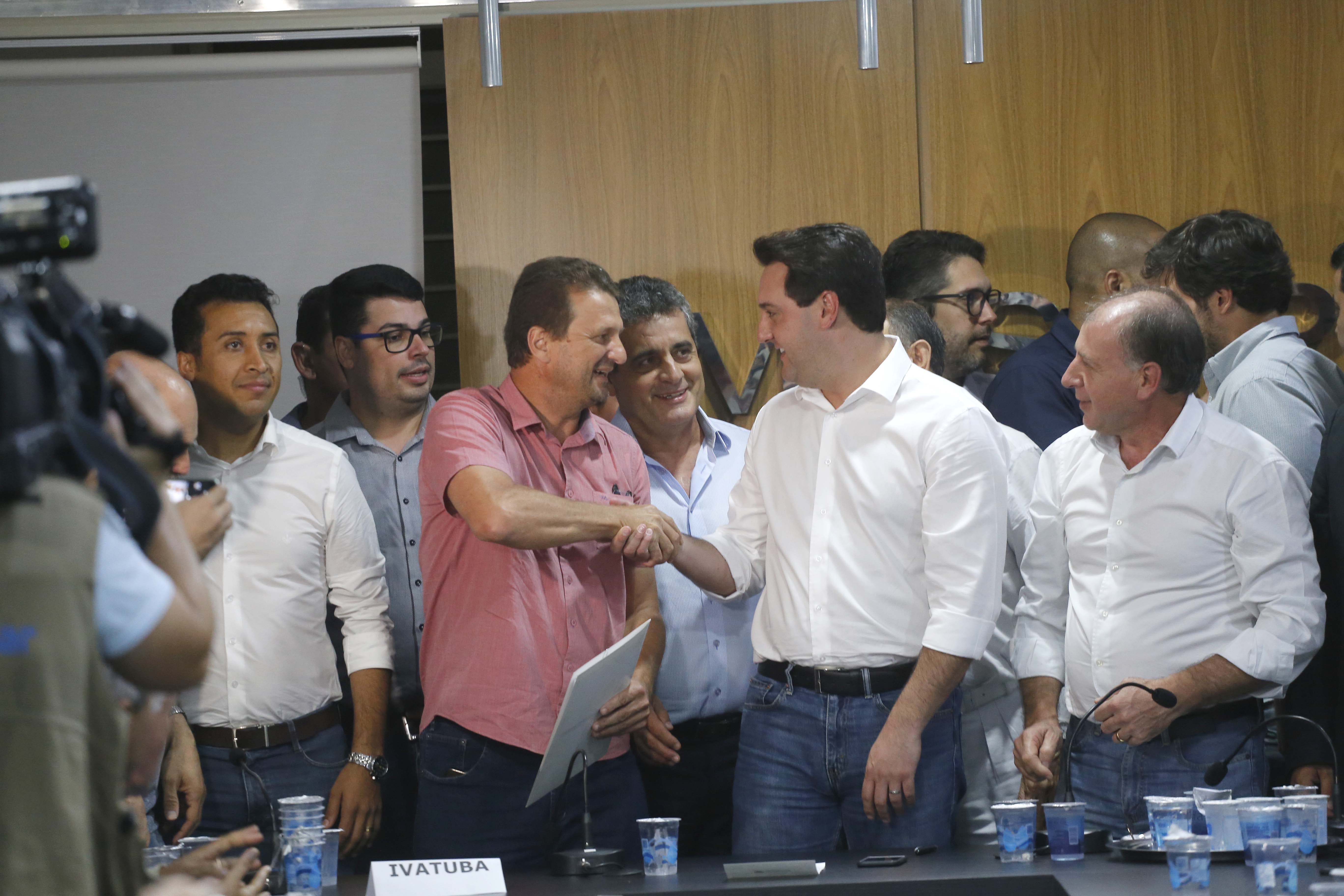 Pavimentação asfáltica, pista de caminhada e aquisição de equipamentos e veículos são algumas das ações que oito municípios do Noroeste do Paraná farão com recursos do Governo do Estado. O governador Carlos Massa Ratinho Junior esteve nesta sexta-feira (29) na sede da Associação dos Municípios do Setentrião Paranaense (Amusep), em Maringá, e homologou e autorizou editais de licitação que somam R$ 5,39 milhões. - Maringá, 29/03/2019 - Foto: Arnaldo Alves/ANPr