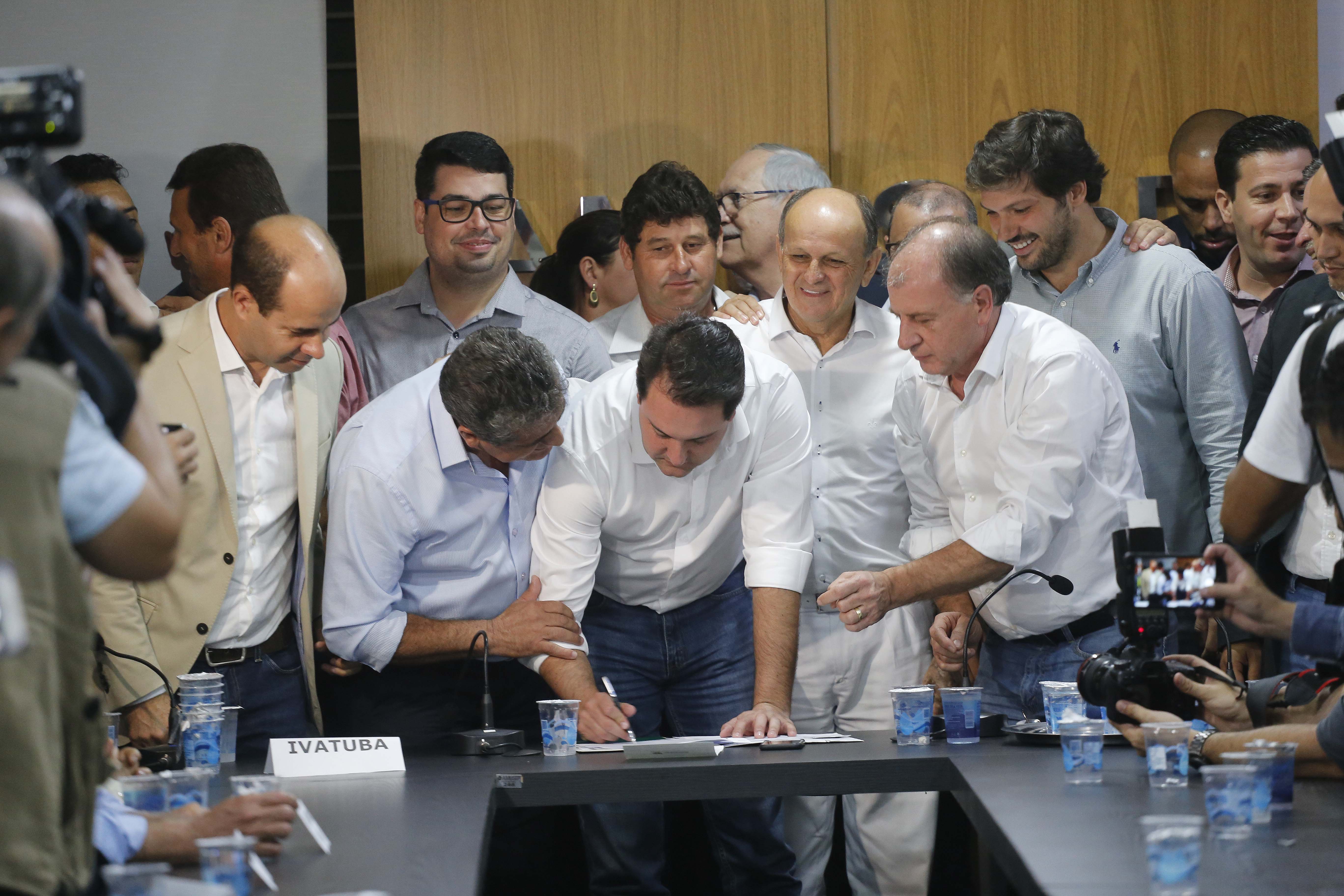 Pavimentação asfáltica, pista de caminhada e aquisição de equipamentos e veículos são algumas das ações que oito municípios do Noroeste do Paraná farão com recursos do Governo do Estado. O governador Carlos Massa Ratinho Junior esteve nesta sexta-feira (29) na sede da Associação dos Municípios do Setentrião Paranaense (Amusep), em Maringá, e homologou e autorizou editais de licitação que somam R$ 5,39 milhões. - Maringá, 29/03/2019 - Foto: Arnaldo Alves/ANPr