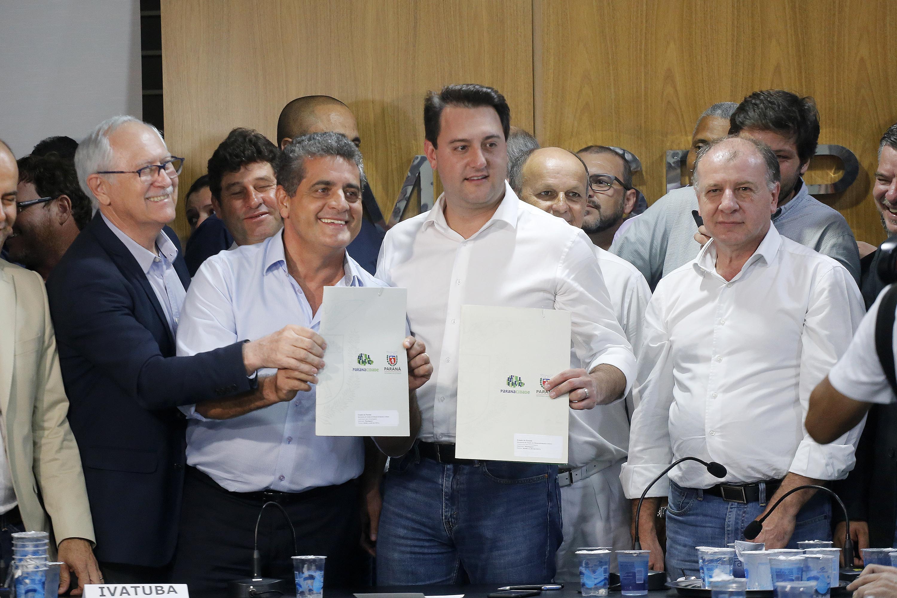 Pavimentação asfáltica, pista de caminhada e aquisição de equipamentos e veículos são algumas das ações que oito municípios do Noroeste do Paraná farão com recursos do Governo do Estado. O governador Carlos Massa Ratinho Junior esteve nesta sexta-feira (29) na sede da Associação dos Municípios do Setentrião Paranaense (Amusep), em Maringá, e homologou e autorizou editais de licitação que somam R$ 5,39 milhões. - Maringá, 29/03/2019 - Foto: Arnaldo Alves/ANPr