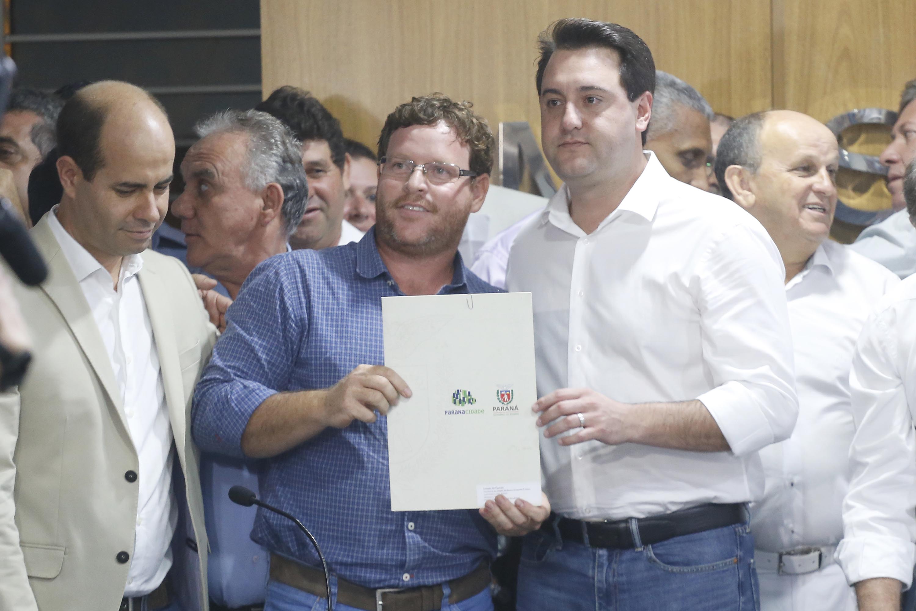 Pavimentação asfáltica, pista de caminhada e aquisição de equipamentos e veículos são algumas das ações que oito municípios do Noroeste do Paraná farão com recursos do Governo do Estado. O governador Carlos Massa Ratinho Junior esteve nesta sexta-feira (29) na sede da Associação dos Municípios do Setentrião Paranaense (Amusep), em Maringá, e homologou e autorizou editais de licitação que somam R$ 5,39 milhões. - Maringá, 29/03/2019 - Foto: Arnaldo Alves/ANPr
