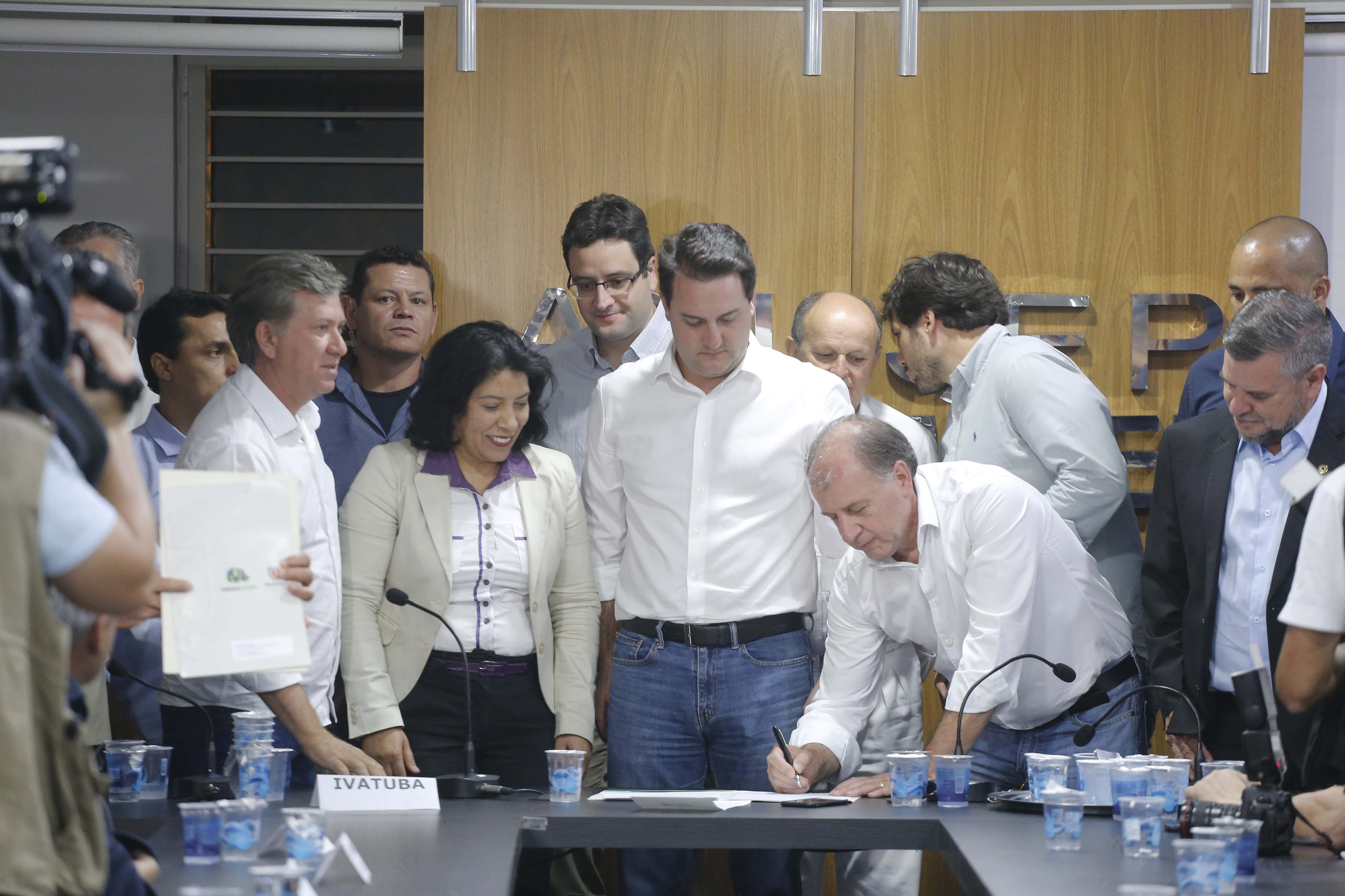 Pavimentação asfáltica, pista de caminhada e aquisição de equipamentos e veículos são algumas das ações que oito municípios do Noroeste do Paraná farão com recursos do Governo do Estado. O governador Carlos Massa Ratinho Junior esteve nesta sexta-feira (29) na sede da Associação dos Municípios do Setentrião Paranaense (Amusep), em Maringá, e homologou e autorizou editais de licitação que somam R$ 5,39 milhões. - Maringá, 29/03/2019 - Foto: Arnaldo Alves/ANPr