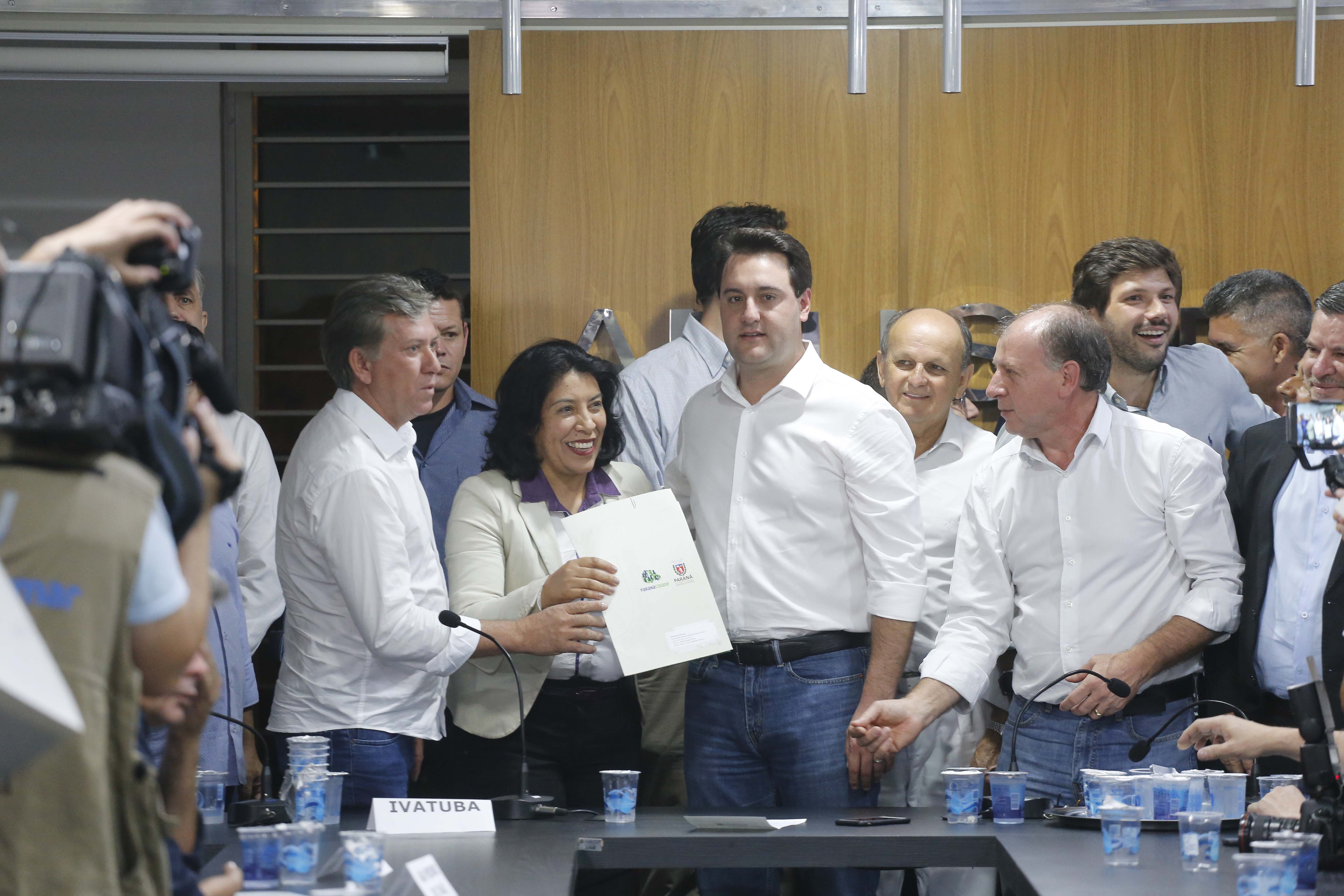 Pavimentação asfáltica, pista de caminhada e aquisição de equipamentos e veículos são algumas das ações que oito municípios do Noroeste do Paraná farão com recursos do Governo do Estado. O governador Carlos Massa Ratinho Junior esteve nesta sexta-feira (29) na sede da Associação dos Municípios do Setentrião Paranaense (Amusep), em Maringá, e homologou e autorizou editais de licitação que somam R$ 5,39 milhões. - Maringá, 29/03/2019 - Foto: Arnaldo Alves/ANPr