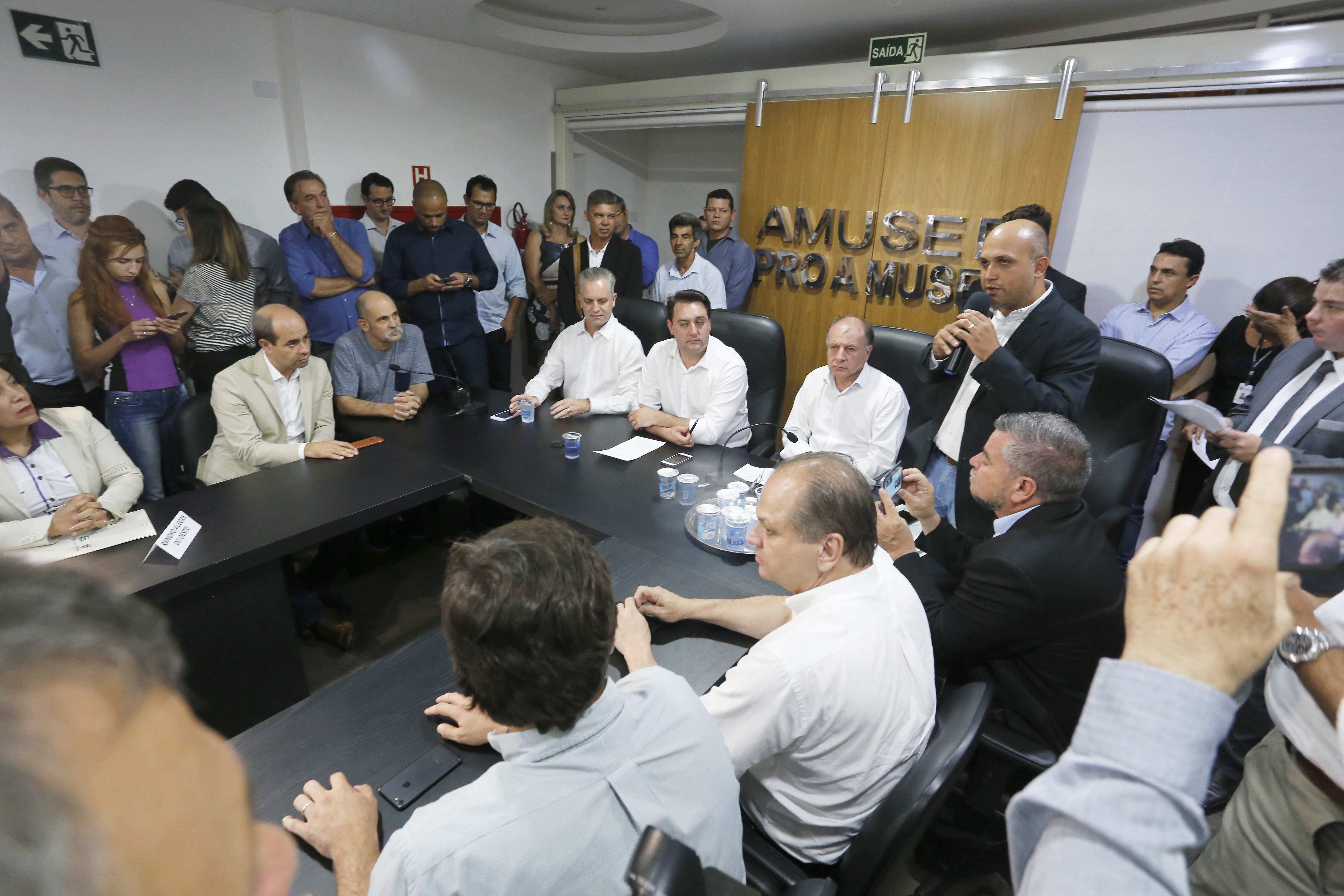 Pavimentação asfáltica, pista de caminhada e aquisição de equipamentos e veículos são algumas das ações que oito municípios do Noroeste do Paraná farão com recursos do Governo do Estado. O governador Carlos Massa Ratinho Junior esteve nesta sexta-feira (29) na sede da Associação dos Municípios do Setentrião Paranaense (Amusep), em Maringá, e homologou e autorizou editais de licitação que somam R$ 5,39 milhões. - Maringá, 29/03/2019 - Foto: Arnaldo Alves/ANPr