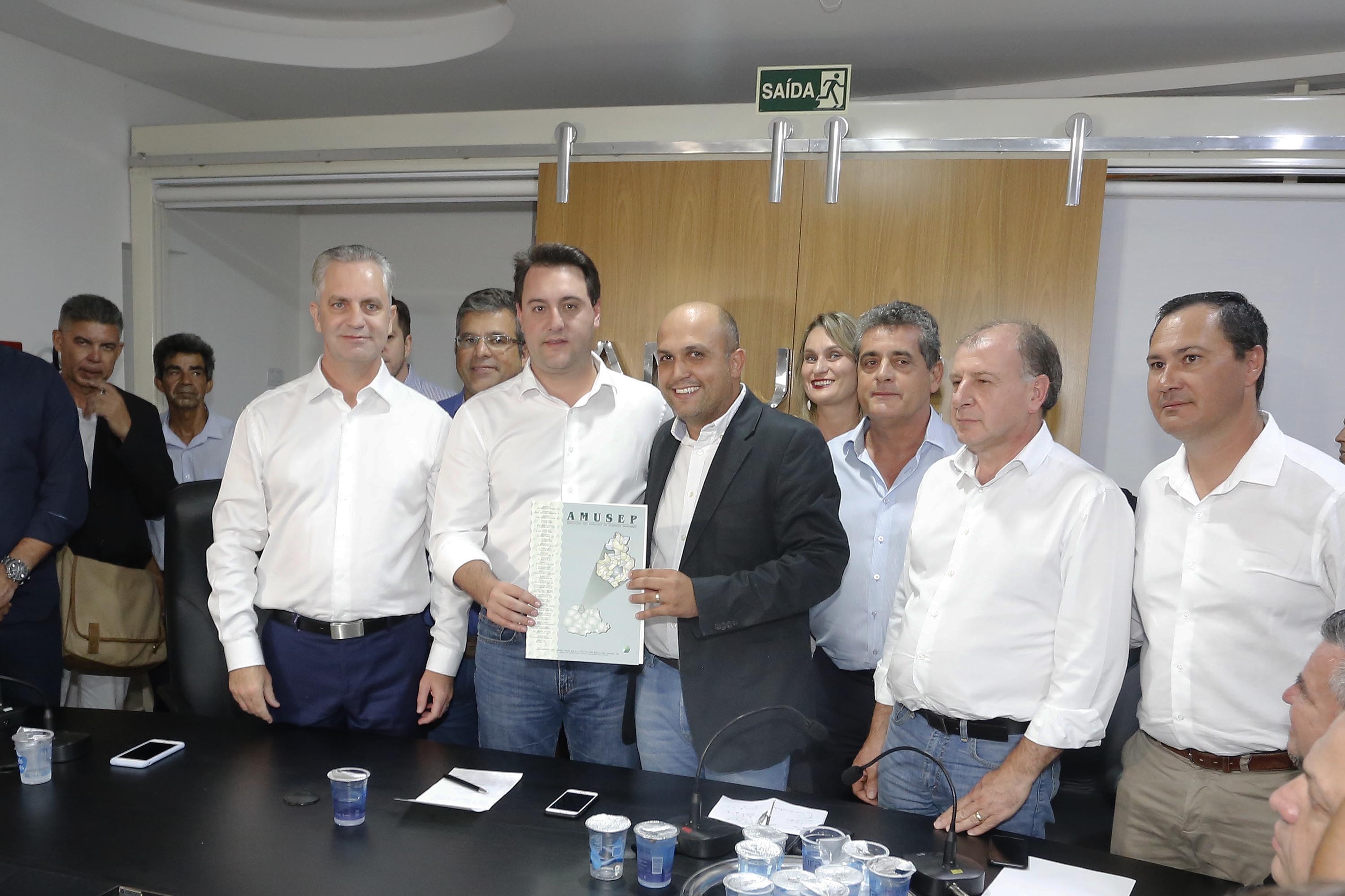 Pavimentação asfáltica, pista de caminhada e aquisição de equipamentos e veículos são algumas das ações que oito municípios do Noroeste do Paraná farão com recursos do Governo do Estado. O governador Carlos Massa Ratinho Junior esteve nesta sexta-feira (29) na sede da Associação dos Municípios do Setentrião Paranaense (Amusep), em Maringá, e homologou e autorizou editais de licitação que somam R$ 5,39 milhões. - Maringá, 29/03/2019 - Foto: Arnaldo Alves/ANPr