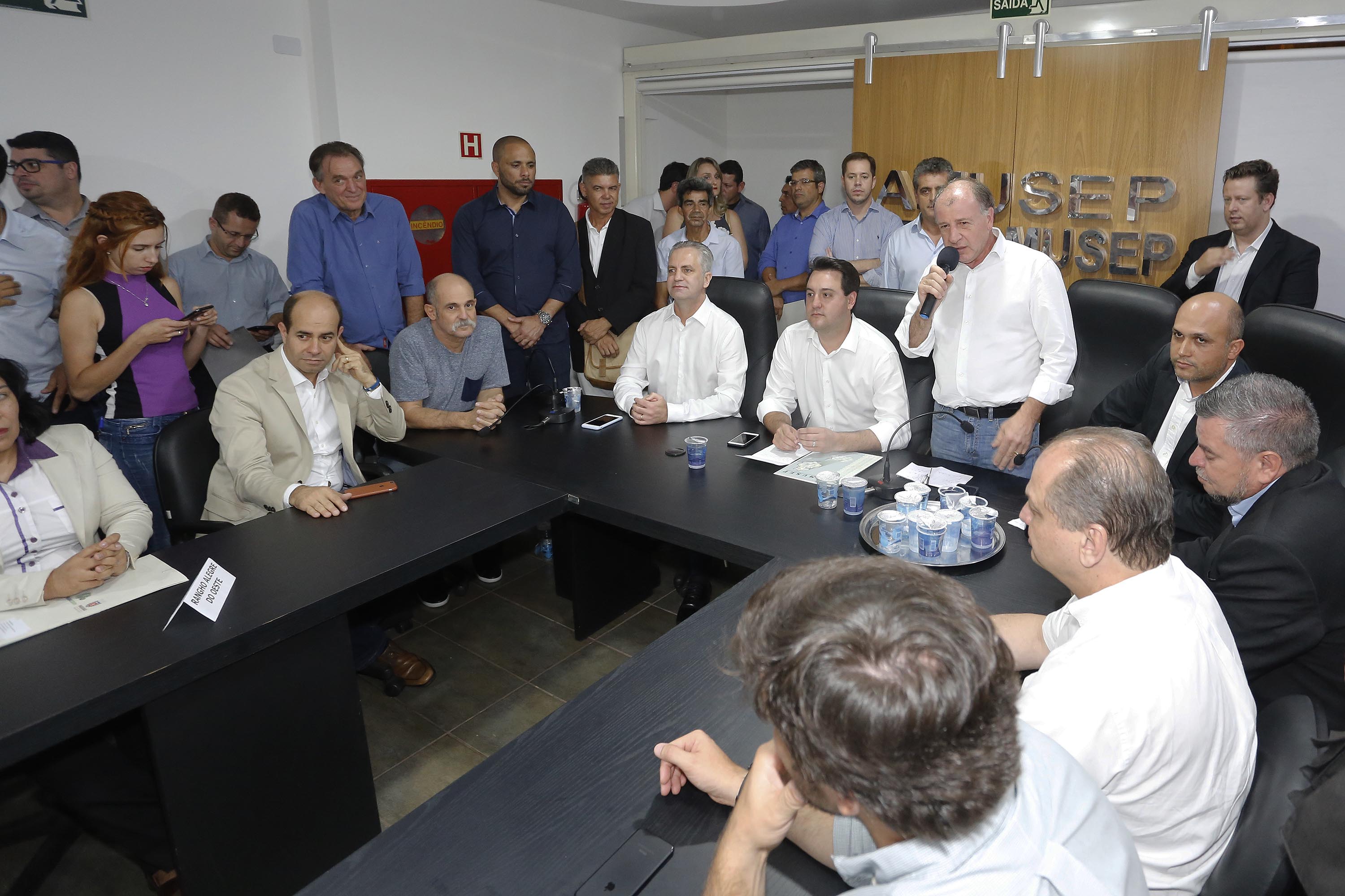 Pavimentação asfáltica, pista de caminhada e aquisição de equipamentos e veículos são algumas das ações que oito municípios do Noroeste do Paraná farão com recursos do Governo do Estado. O governador Carlos Massa Ratinho Junior esteve nesta sexta-feira (29) na sede da Associação dos Municípios do Setentrião Paranaense (Amusep), em Maringá, e homologou e autorizou editais de licitação que somam R$ 5,39 milhões. - Maringá, 29/03/2019 - Foto: Arnaldo Alves/ANPr