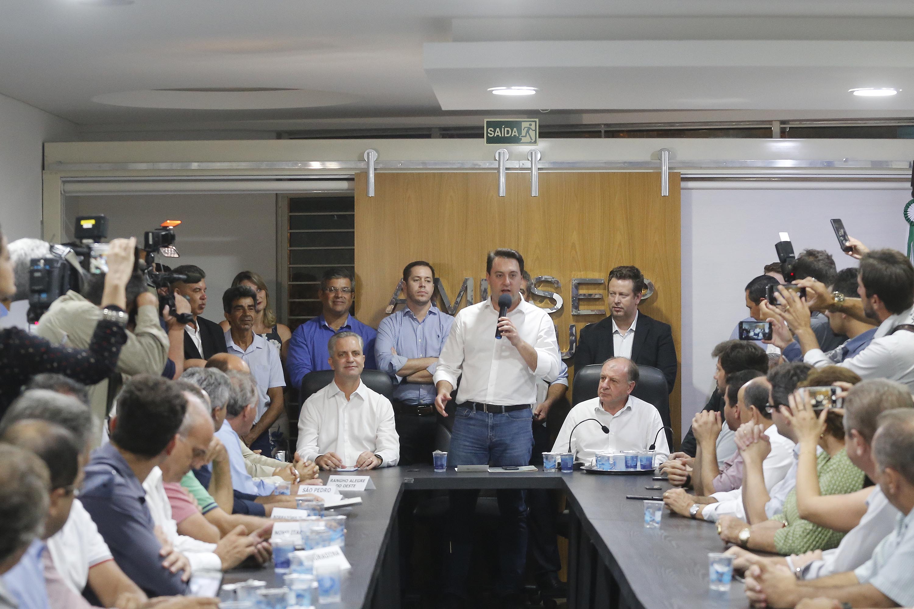 Pavimentação asfáltica, pista de caminhada e aquisição de equipamentos e veículos são algumas das ações que oito municípios do Noroeste do Paraná farão com recursos do Governo do Estado. O governador Carlos Massa Ratinho Junior esteve nesta sexta-feira (29) na sede da Associação dos Municípios do Setentrião Paranaense (Amusep), em Maringá, e homologou e autorizou editais de licitação que somam R$ 5,39 milhões. - Maringá, 29/03/2019 - Foto: Arnaldo Alves/ANPr