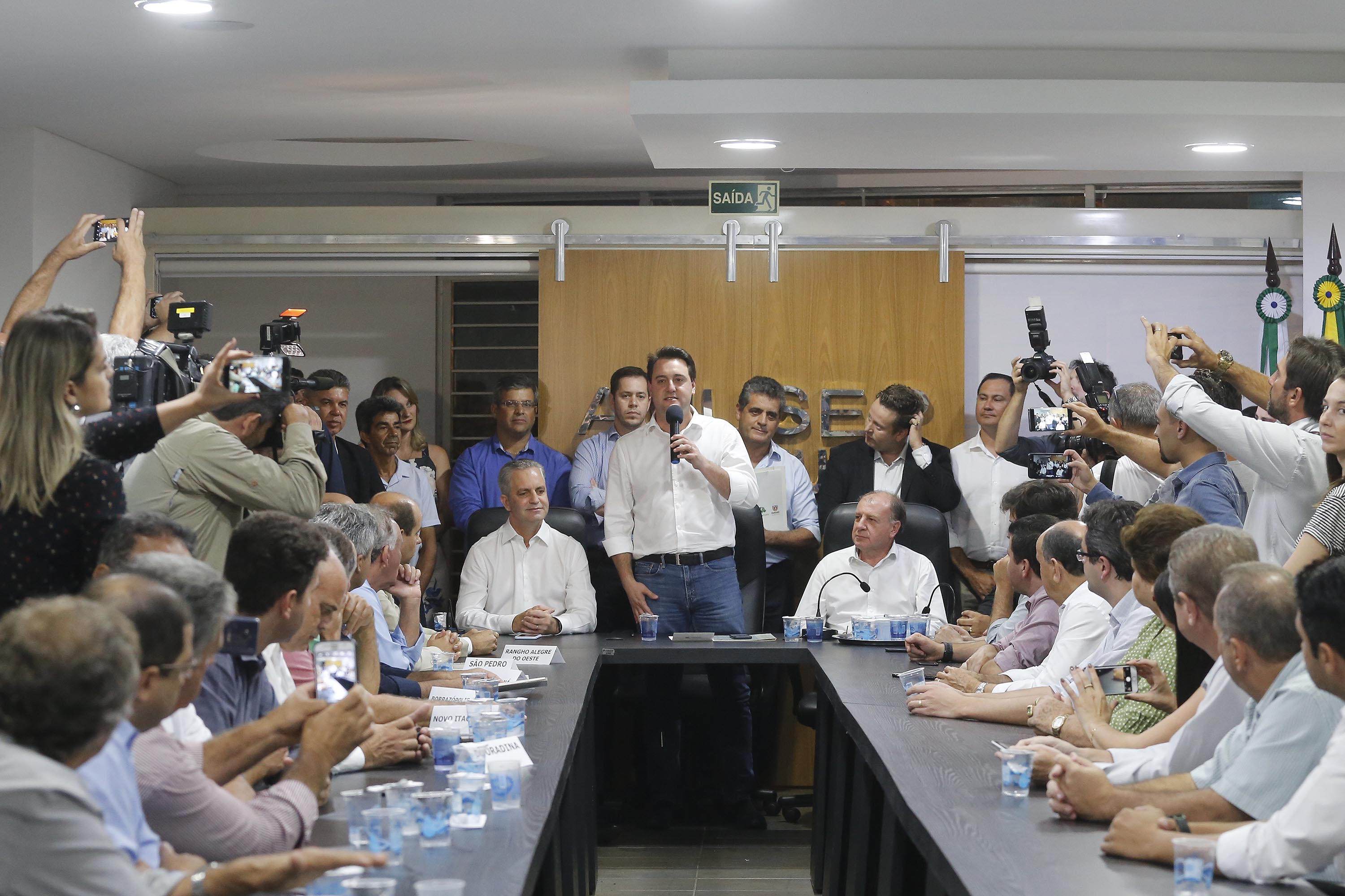 Pavimentação asfáltica, pista de caminhada e aquisição de equipamentos e veículos são algumas das ações que oito municípios do Noroeste do Paraná farão com recursos do Governo do Estado. O governador Carlos Massa Ratinho Junior esteve nesta sexta-feira (29) na sede da Associação dos Municípios do Setentrião Paranaense (Amusep), em Maringá, e homologou e autorizou editais de licitação que somam R$ 5,39 milhões. - Maringá, 29/03/2019 - Foto: Arnaldo Alves/ANPr