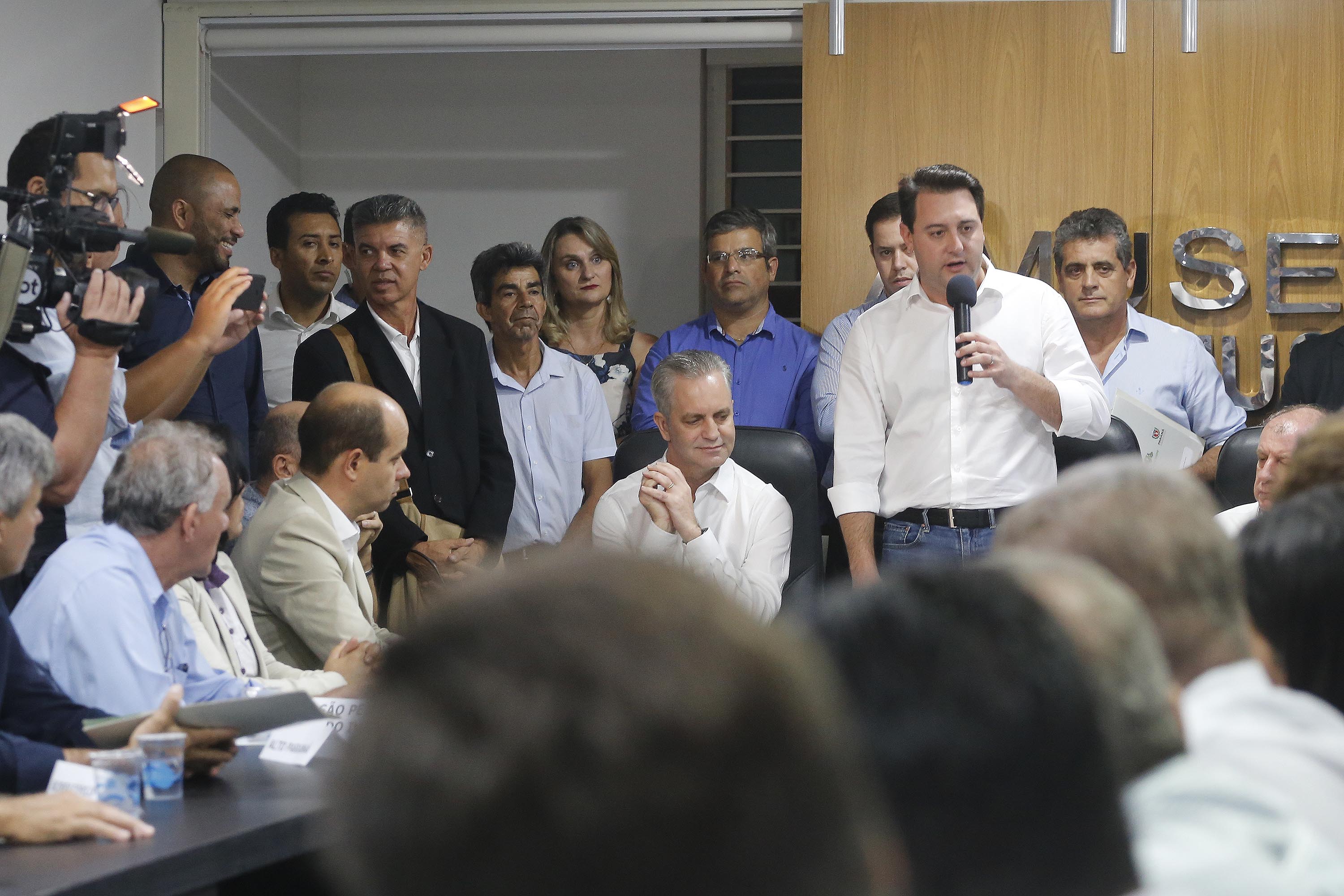Pavimentação asfáltica, pista de caminhada e aquisição de equipamentos e veículos são algumas das ações que oito municípios do Noroeste do Paraná farão com recursos do Governo do Estado. O governador Carlos Massa Ratinho Junior esteve nesta sexta-feira (29) na sede da Associação dos Municípios do Setentrião Paranaense (Amusep), em Maringá, e homologou e autorizou editais de licitação que somam R$ 5,39 milhões. - Maringá, 29/03/2019 - Foto: Arnaldo Alves/ANPr