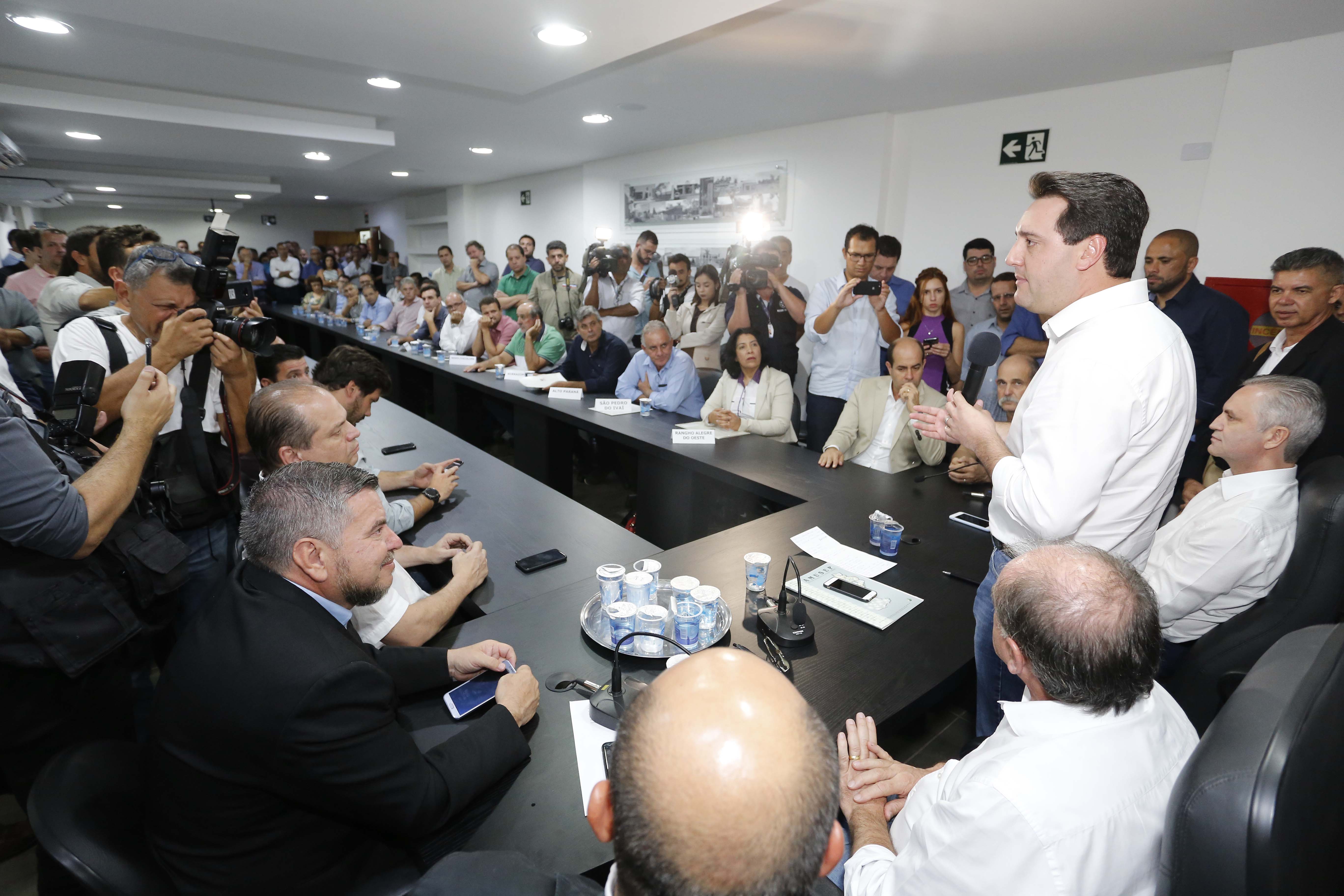 Pavimentação asfáltica, pista de caminhada e aquisição de equipamentos e veículos são algumas das ações que oito municípios do Noroeste do Paraná farão com recursos do Governo do Estado. O governador Carlos Massa Ratinho Junior esteve nesta sexta-feira (29) na sede da Associação dos Municípios do Setentrião Paranaense (Amusep), em Maringá, e homologou e autorizou editais de licitação que somam R$ 5,39 milhões. - Maringá, 29/03/2019 - Foto: Arnaldo Alves/ANPr