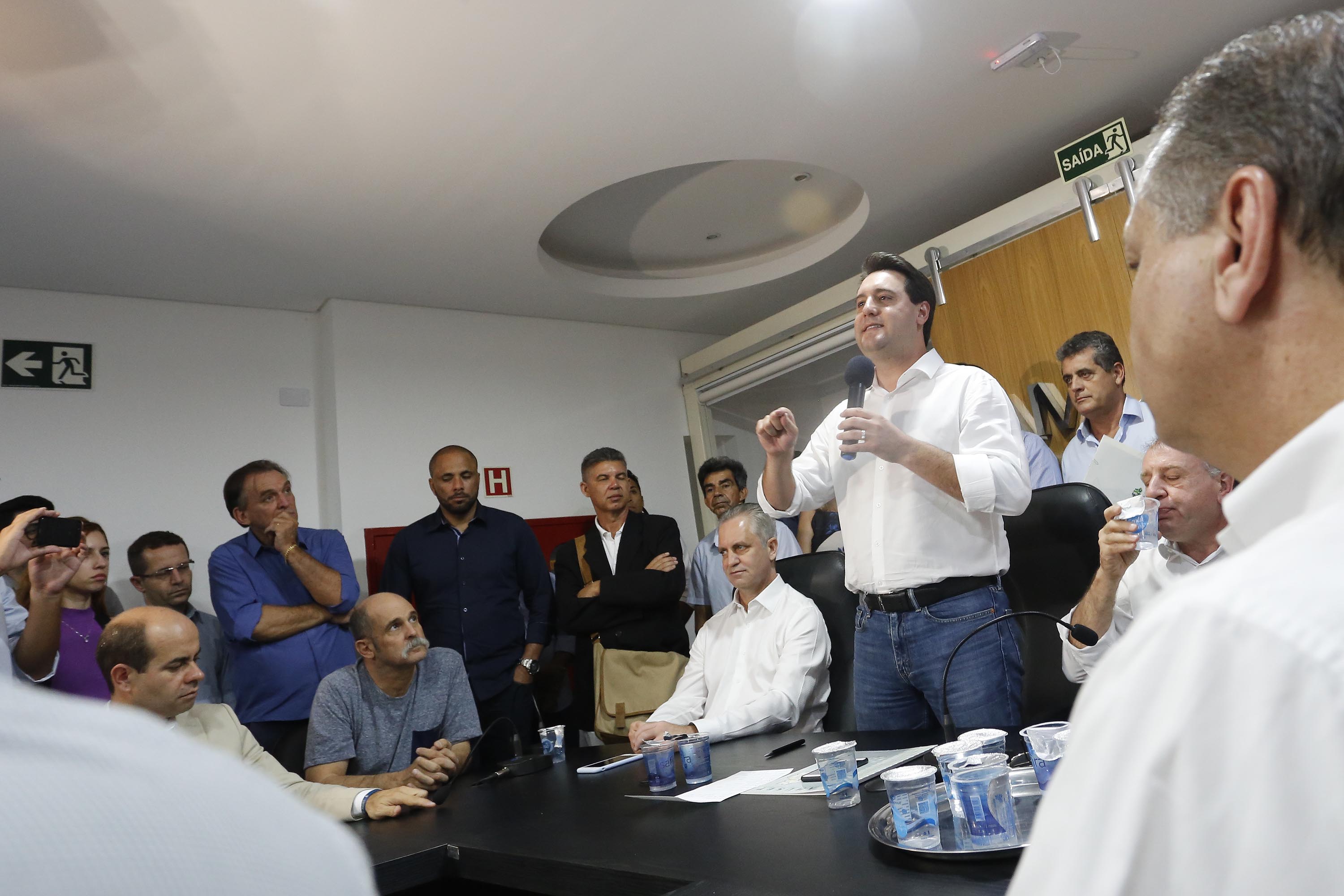 Pavimentação asfáltica, pista de caminhada e aquisição de equipamentos e veículos são algumas das ações que oito municípios do Noroeste do Paraná farão com recursos do Governo do Estado. O governador Carlos Massa Ratinho Junior esteve nesta sexta-feira (29) na sede da Associação dos Municípios do Setentrião Paranaense (Amusep), em Maringá, e homologou e autorizou editais de licitação que somam R$ 5,39 milhões. - Maringá, 29/03/2019 - Foto: Arnaldo Alves/ANPr