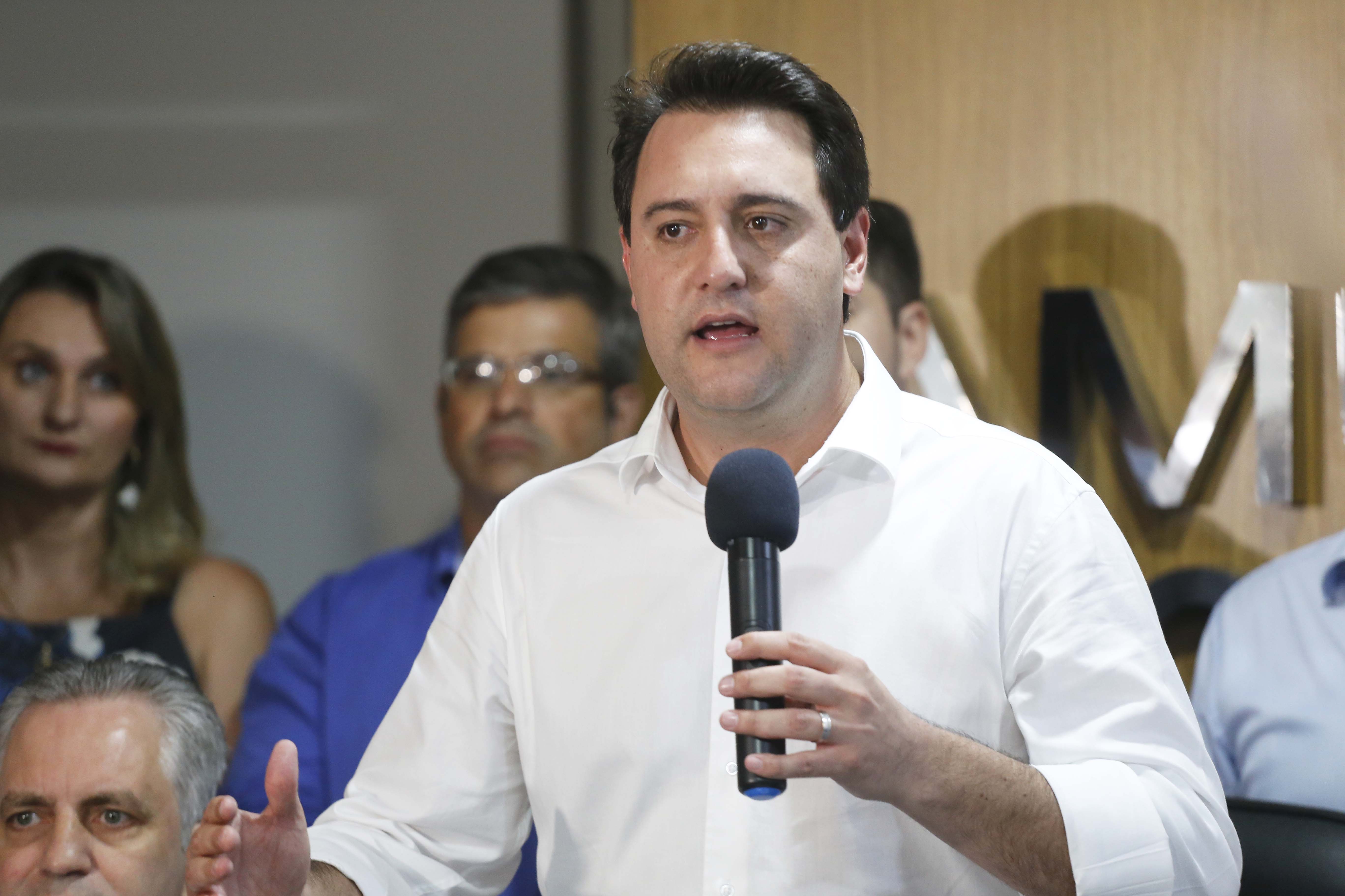 Pavimentação asfáltica, pista de caminhada e aquisição de equipamentos e veículos são algumas das ações que oito municípios do Noroeste do Paraná farão com recursos do Governo do Estado. O governador Carlos Massa Ratinho Junior esteve nesta sexta-feira (29) na sede da Associação dos Municípios do Setentrião Paranaense (Amusep), em Maringá, e homologou e autorizou editais de licitação que somam R$ 5,39 milhões. - Maringá, 29/03/2019 - Foto: Arnaldo Alves/ANPr
