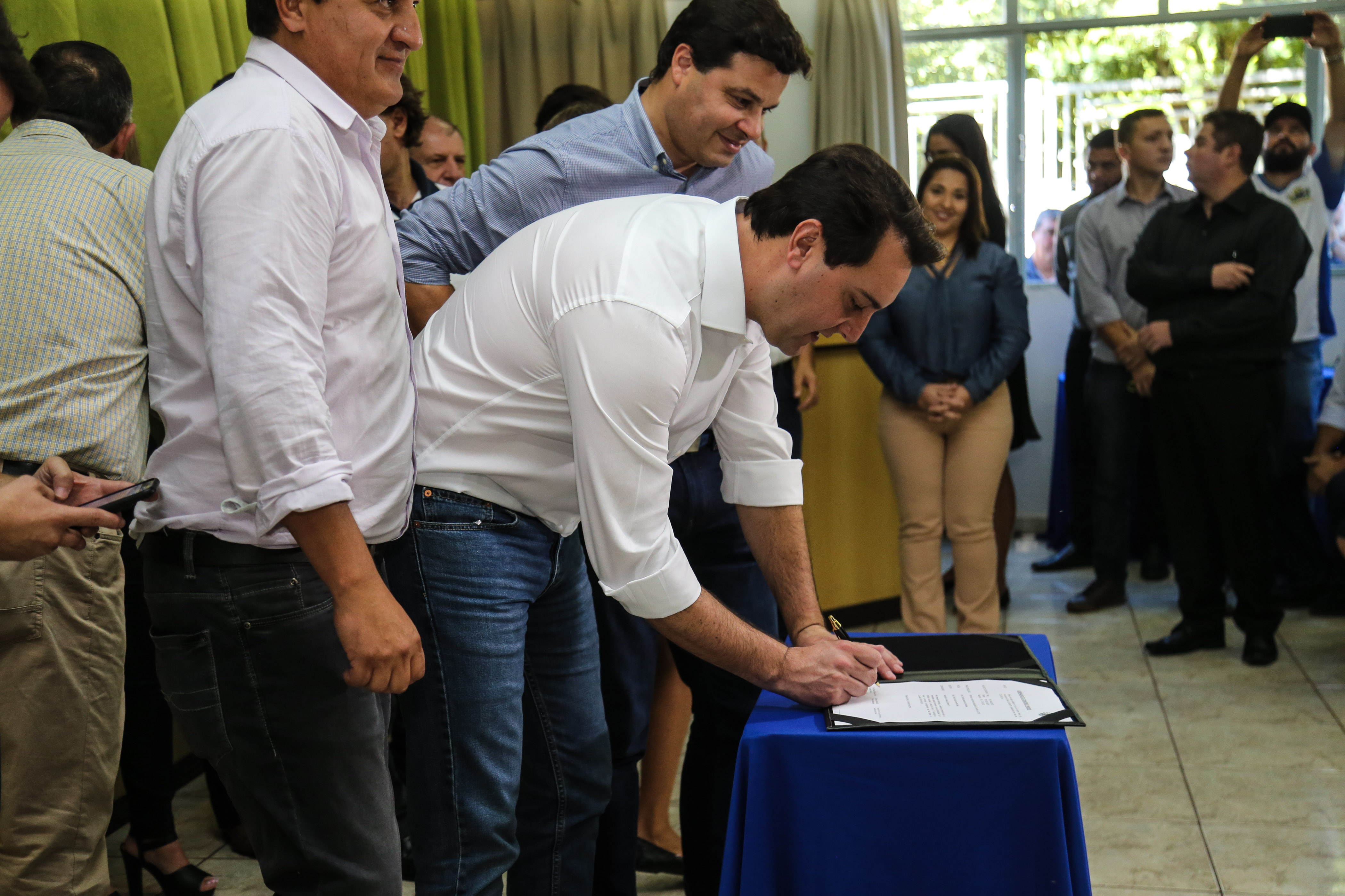 O governador Carlos Massa Ratinho Junior assina ordem de serviço para construção de Escola em Mauá da Serra nesta quarta-feira (10). Mauá da Serra, 10/04/2019 - Foto: Geraldo Bubniak/ANPr