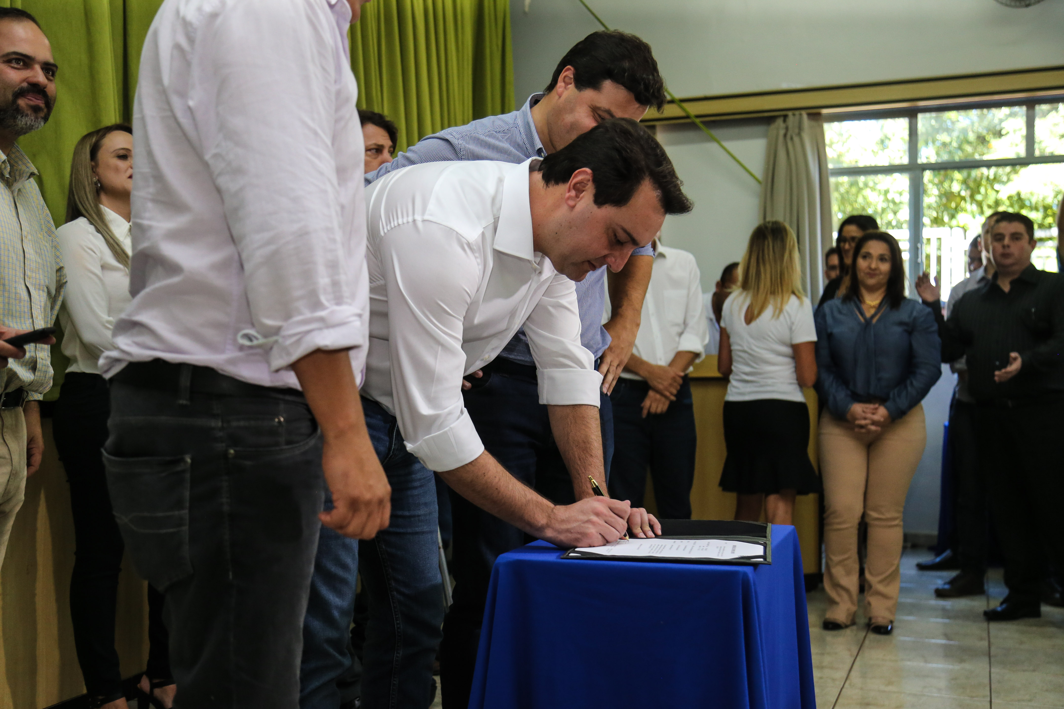 O governador Carlos Massa Ratinho Junior assina ordem de serviço para construção de Escola em Mauá da Serra nesta quarta-feira (10). Mauá da Serra, 10/04/2019 - Foto: Geraldo Bubniak/ANPr