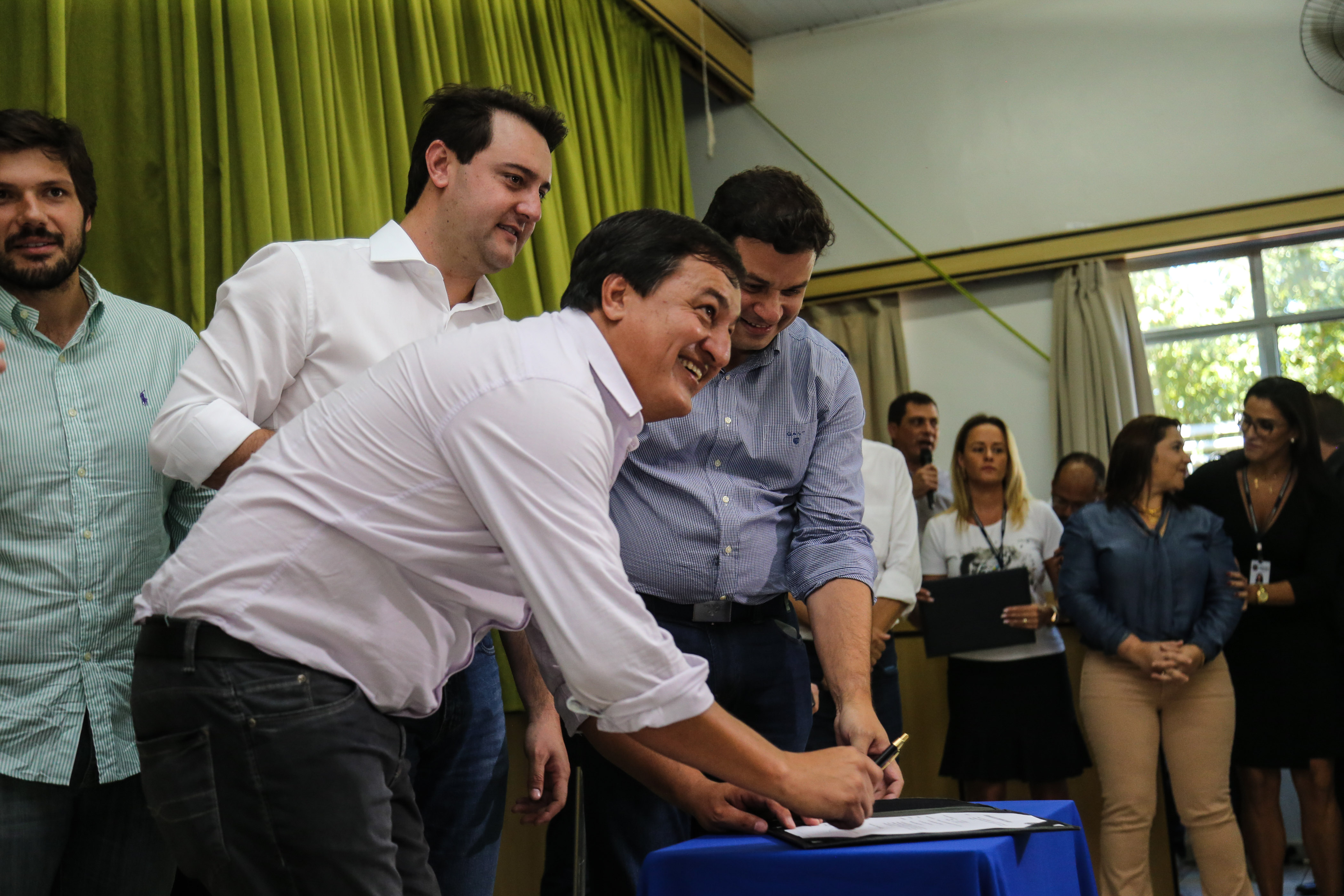 O governador Carlos Massa Ratinho Junior assina ordem de serviço para construção de Escola em Mauá da Serra nesta quarta-feira (10). Mauá da Serra, 10/04/2019 - Foto: Geraldo Bubniak/ANPr