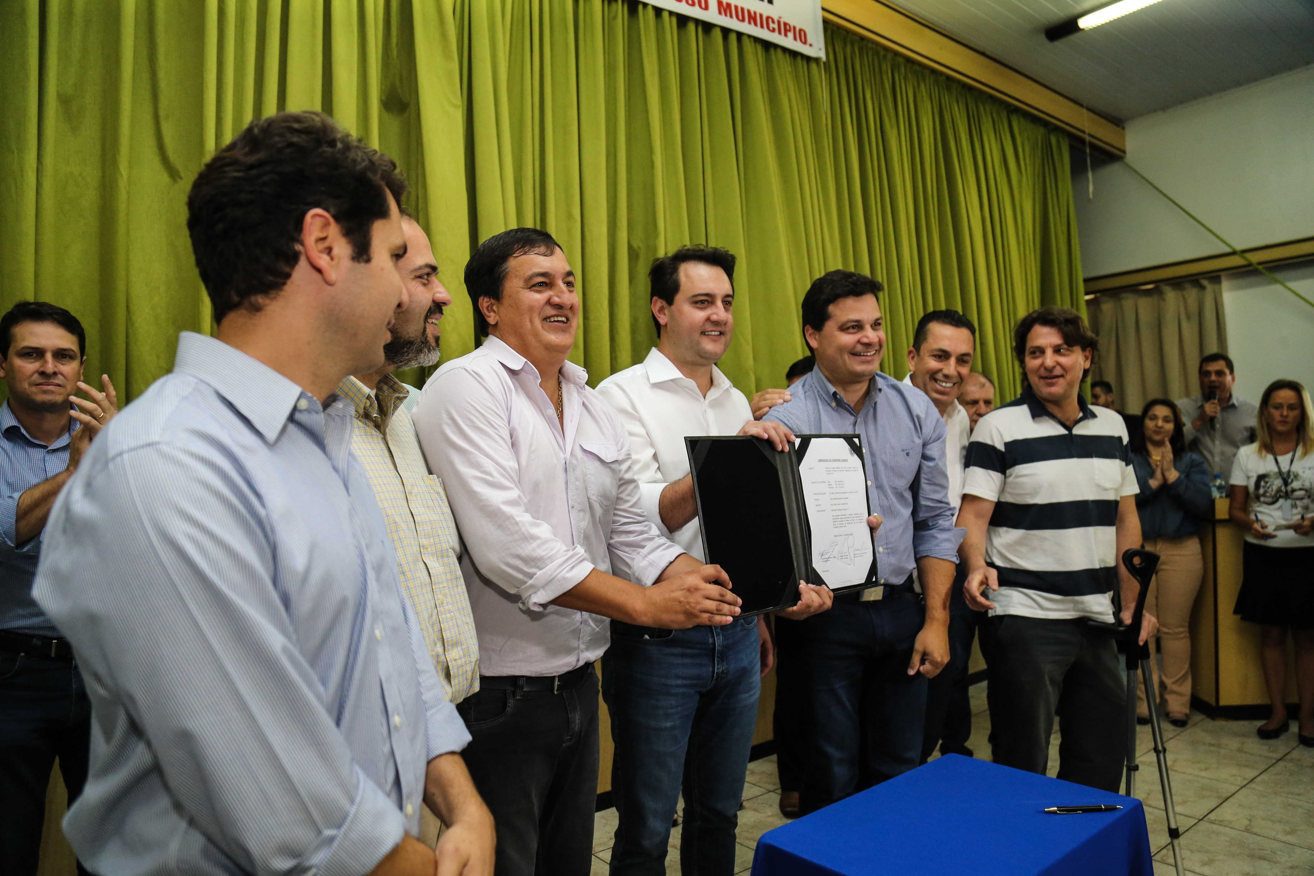 O governador Carlos Massa Ratinho Junior assina ordem de serviço para construção de Escola em Mauá da Serra nesta quarta-feira (10). Mauá da Serra, 10/04/2019 - Foto: Geraldo Bubniak/ANPr
