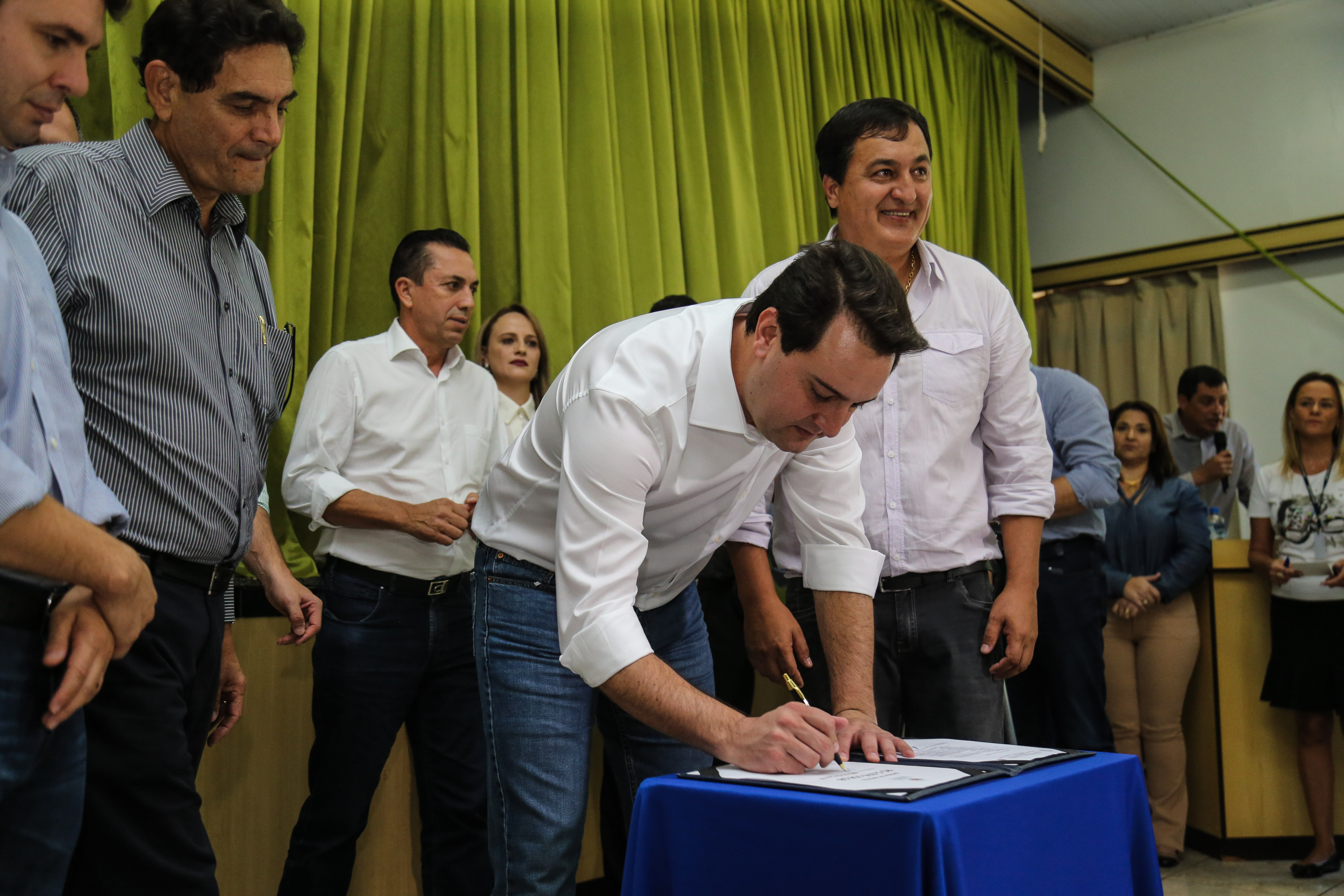 O governador Carlos Massa Ratinho Junior assina ordem de serviço para construção de Escola em Mauá da Serra nesta quarta-feira (10). Mauá da Serra, 10/04/2019 - Foto: Geraldo Bubniak/ANPr