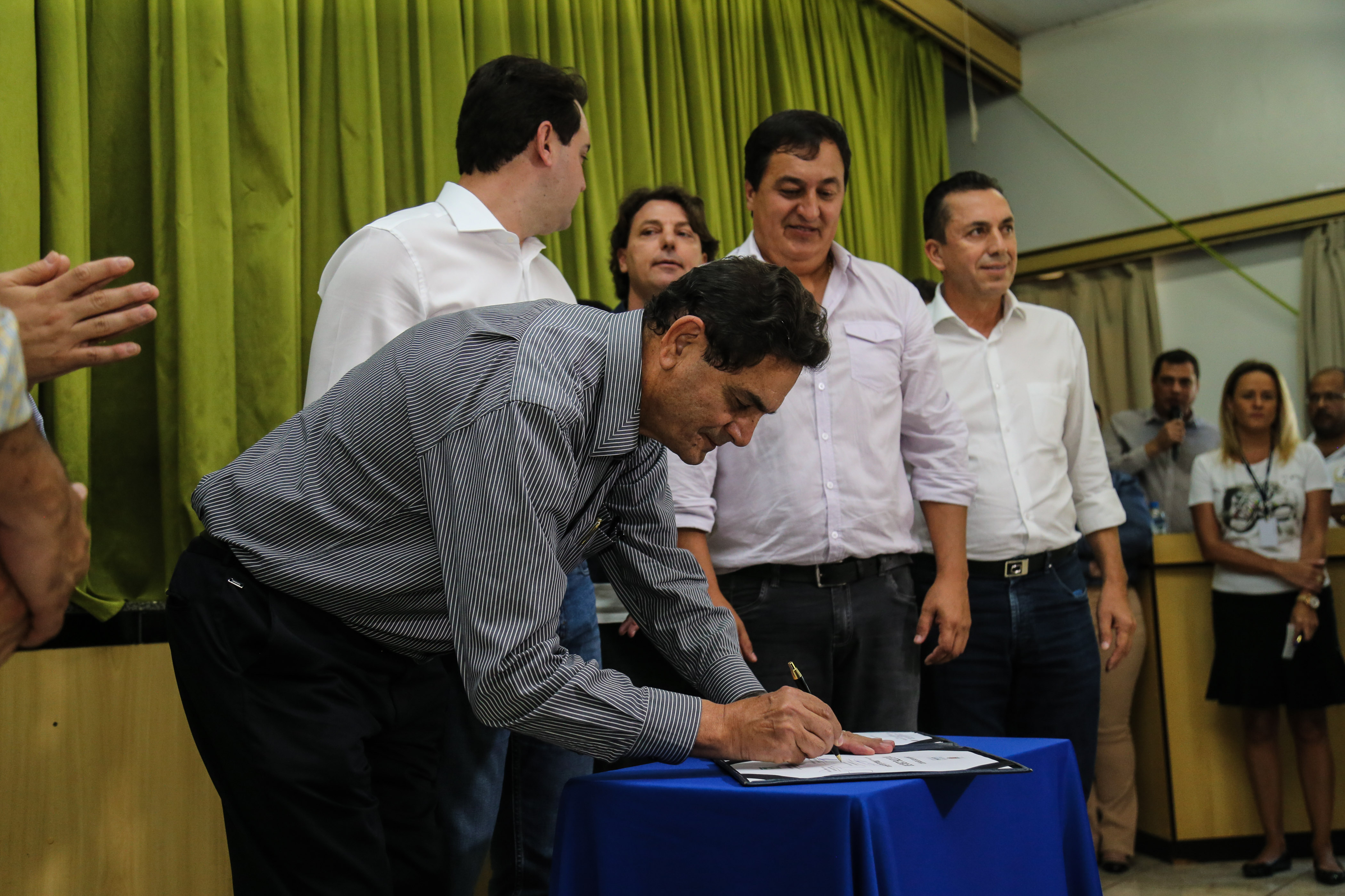 O governador Carlos Massa Ratinho Junior assina ordem de serviço para construção de Escola em Mauá da Serra nesta quarta-feira (10). Mauá da Serra, 10/04/2019 - Foto: Geraldo Bubniak/ANPr
